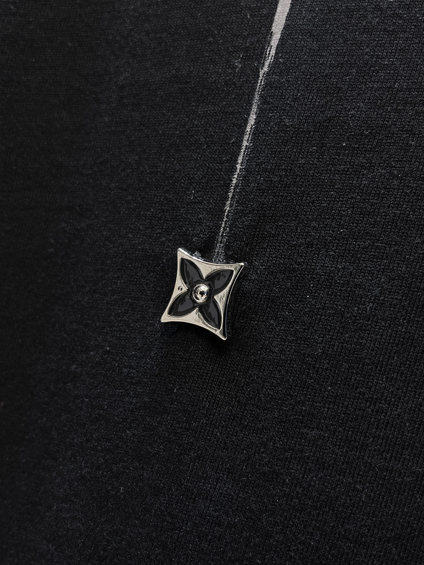 路易威登LV26春夏新品专柜首发最新款短袖圆领T恤 高端订制 设计前卫时尚！品牌logo手绘重工艺设计，