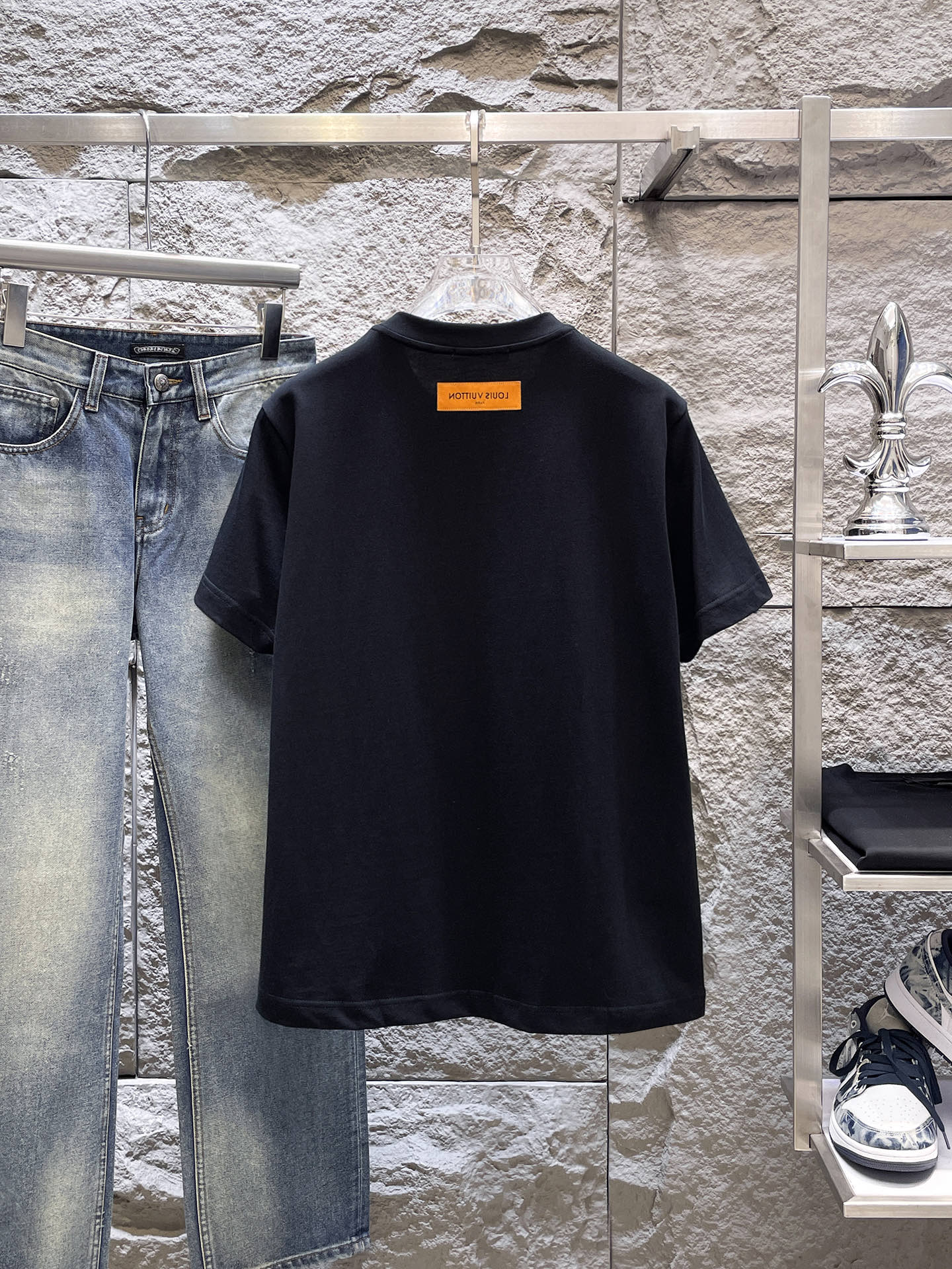 路易威登LV26春夏新品专柜首发最新款短袖圆领T恤 高端订制 设计前卫时尚！品牌logo手绘重工艺设计，