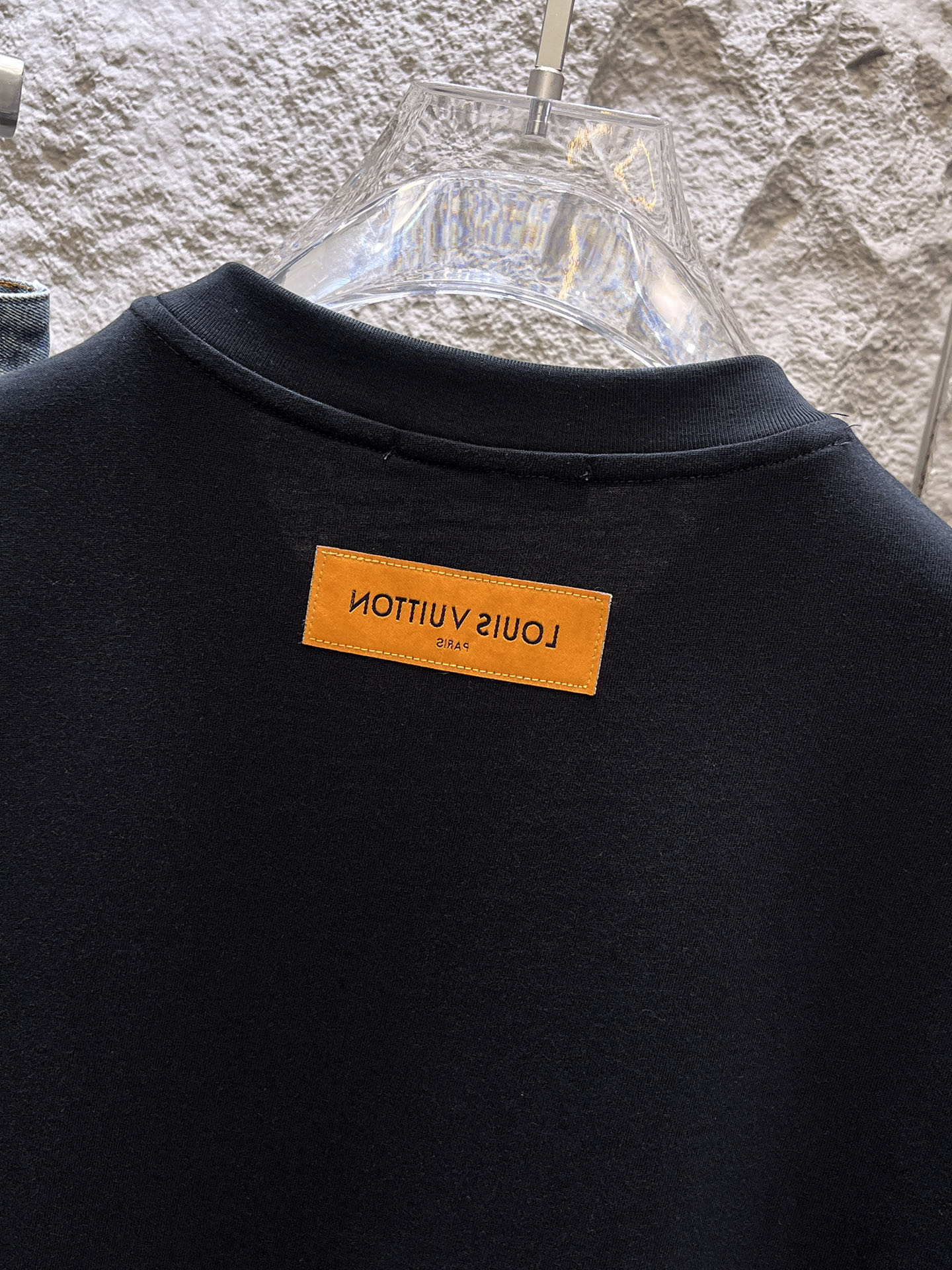 路易威登LV26春夏新品专柜首发最新款短袖圆领T恤 高端订制 设计前卫时尚！品牌logo手绘重工艺设计，