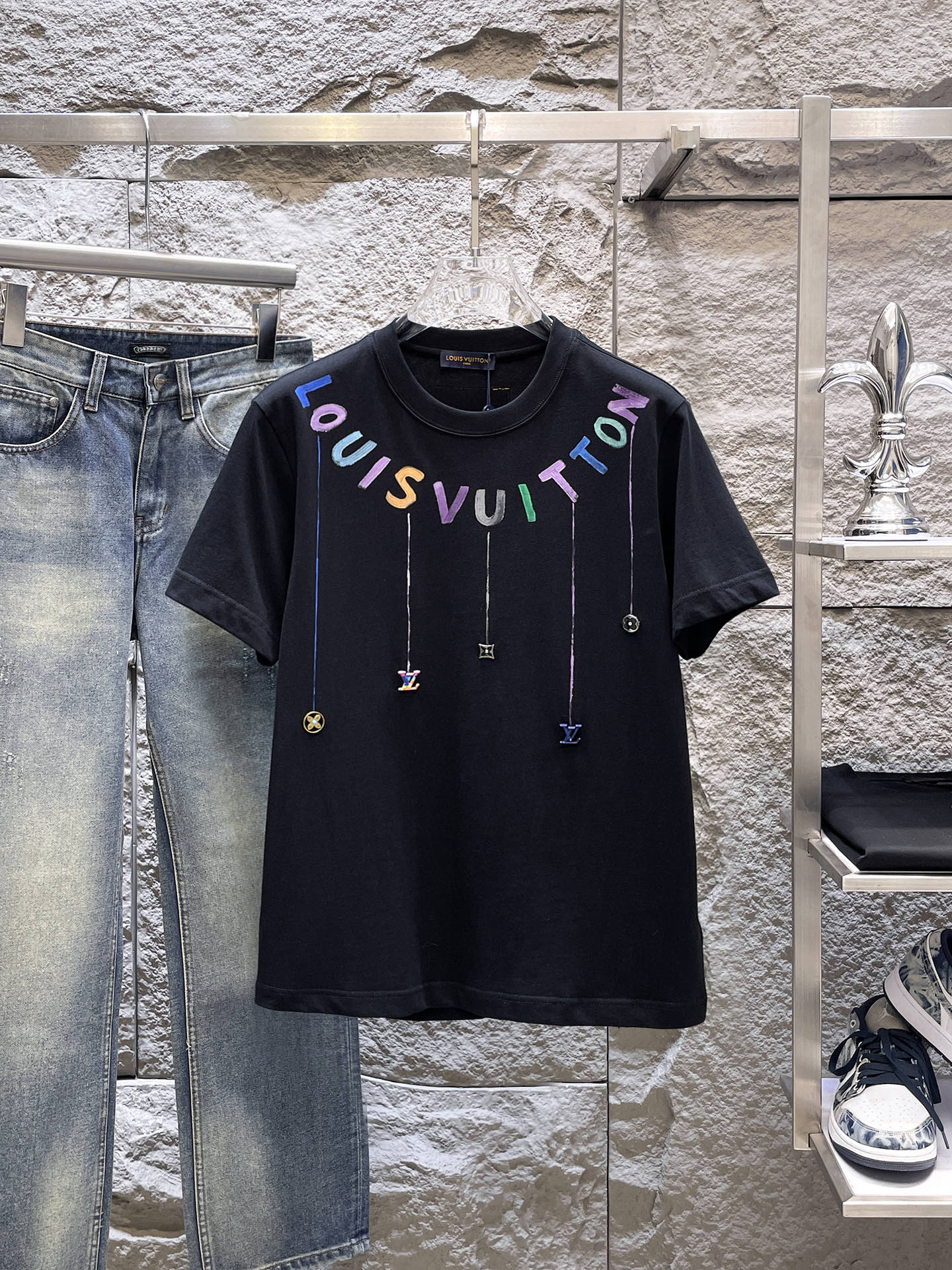 路易威登LV26春夏新品专柜首发最新款短袖圆领T恤 高端订制 设计前卫时尚！品牌logo手绘重工艺设计，