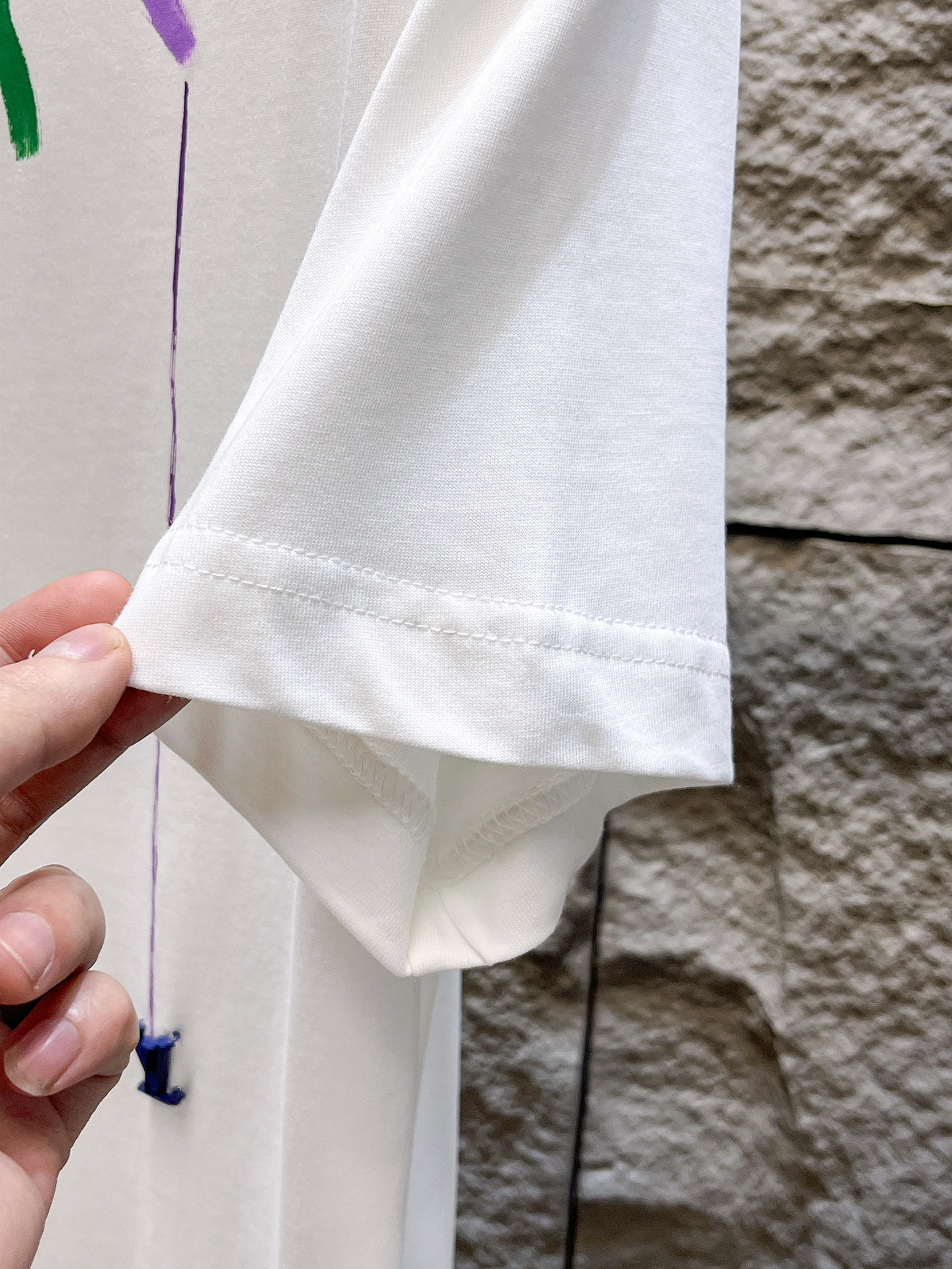 路易威登LV26春夏新品专柜首发最新款短袖圆领T恤 高端订制 设计前卫时尚！品牌logo手绘重工艺设计，