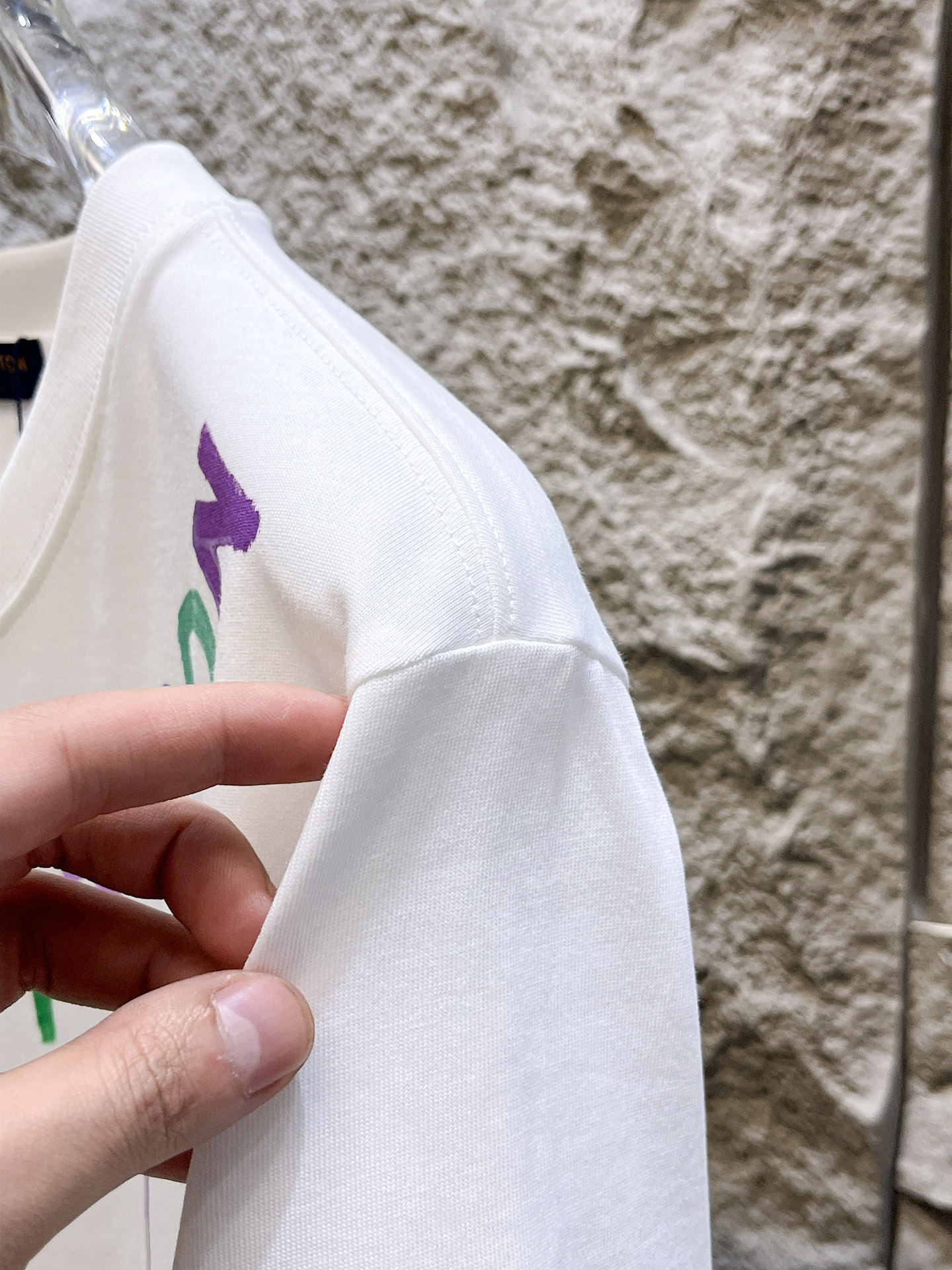 路易威登LV26春夏新品专柜首发最新款短袖圆领T恤 高端订制 设计前卫时尚！品牌logo手绘重工艺设计，