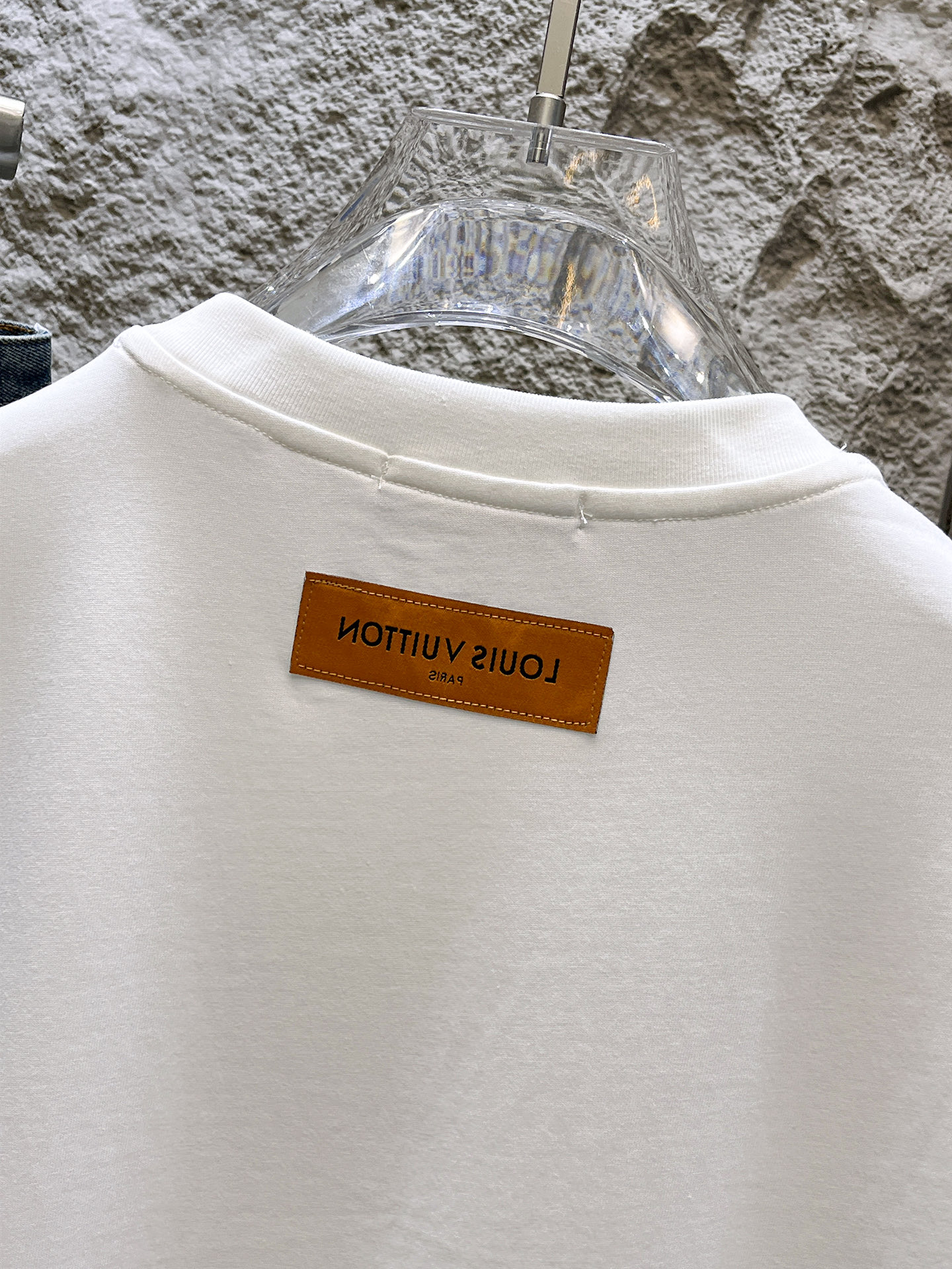 路易威登LV26春夏新品专柜首发最新款短袖圆领T恤 高端订制 设计前卫时尚！品牌logo手绘重工艺设计，