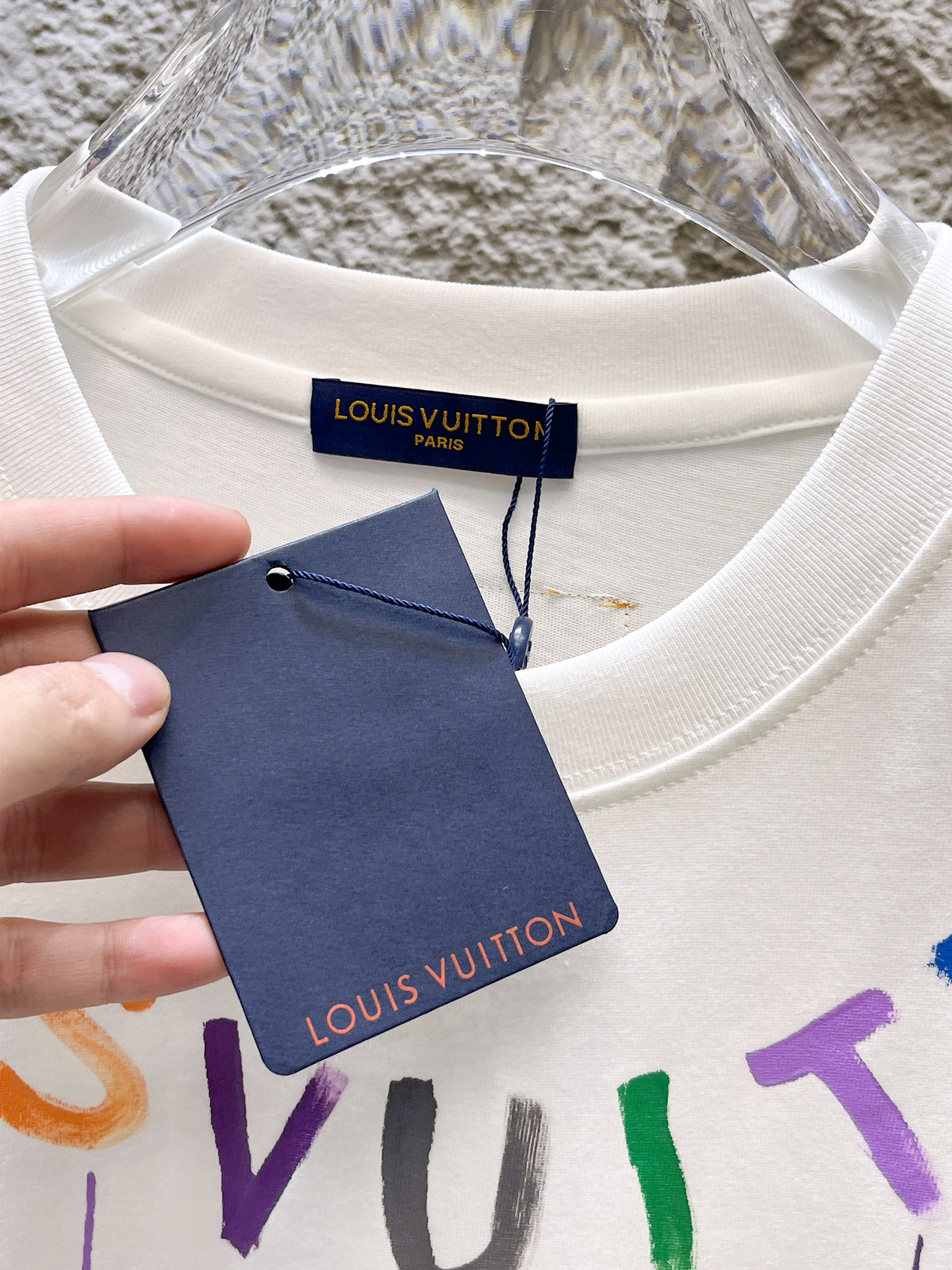 路易威登LV26春夏新品专柜首发最新款短袖圆领T恤 高端订制 设计前卫时尚！品牌logo手绘重工艺设计，