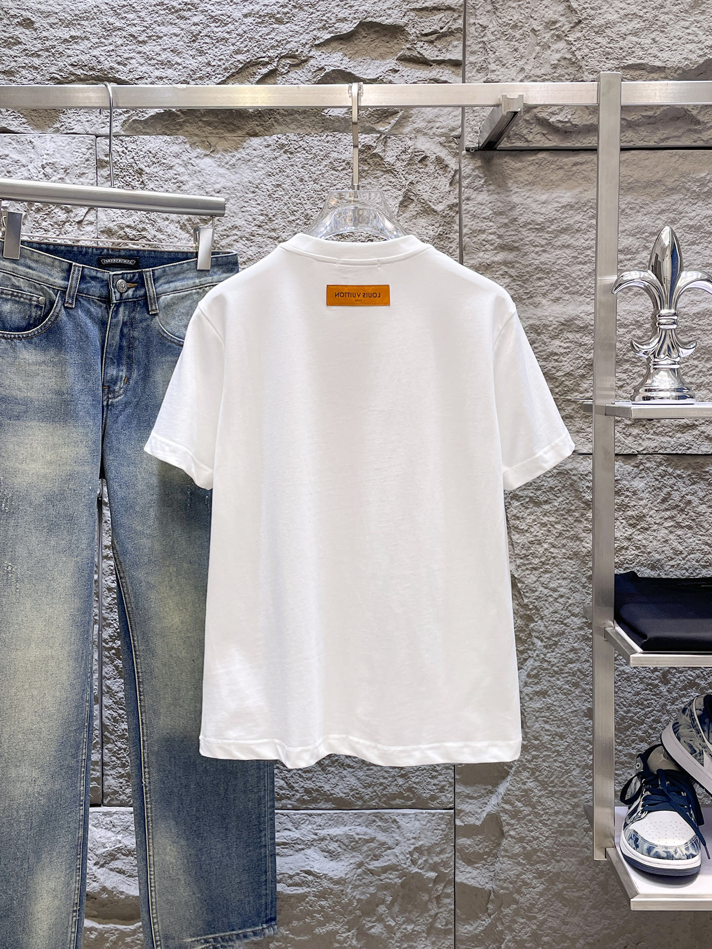 路易威登LV26春夏新品专柜首发最新款短袖圆领T恤 高端订制 设计前卫时尚！品牌logo手绘重工艺设计，