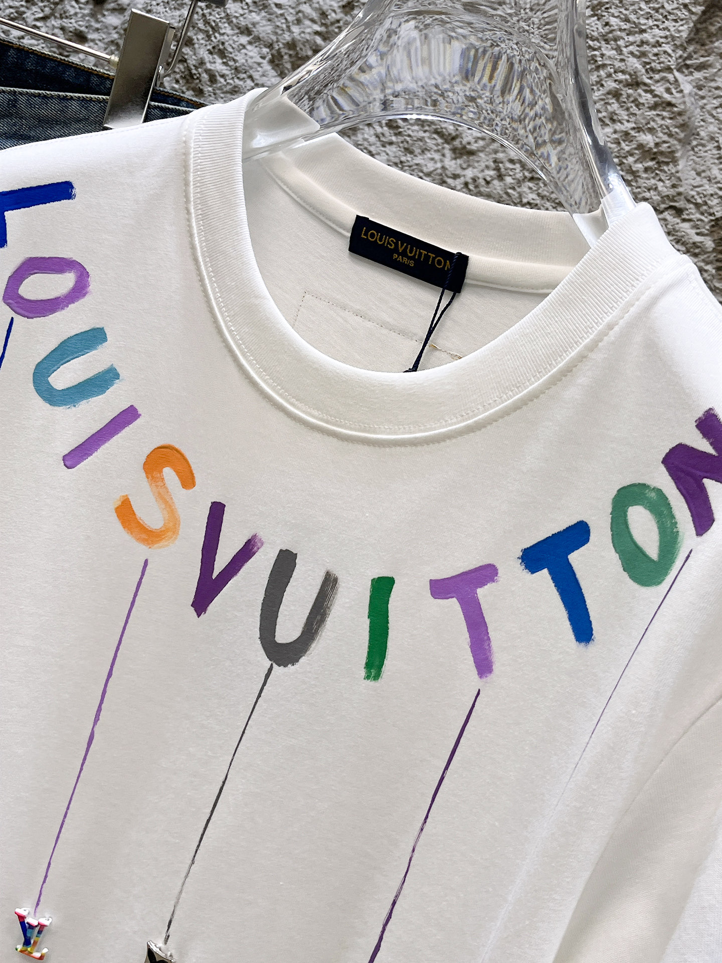 路易威登LV26春夏新品专柜首发最新款短袖圆领T恤 高端订制 设计前卫时尚！品牌logo手绘重工艺设计，