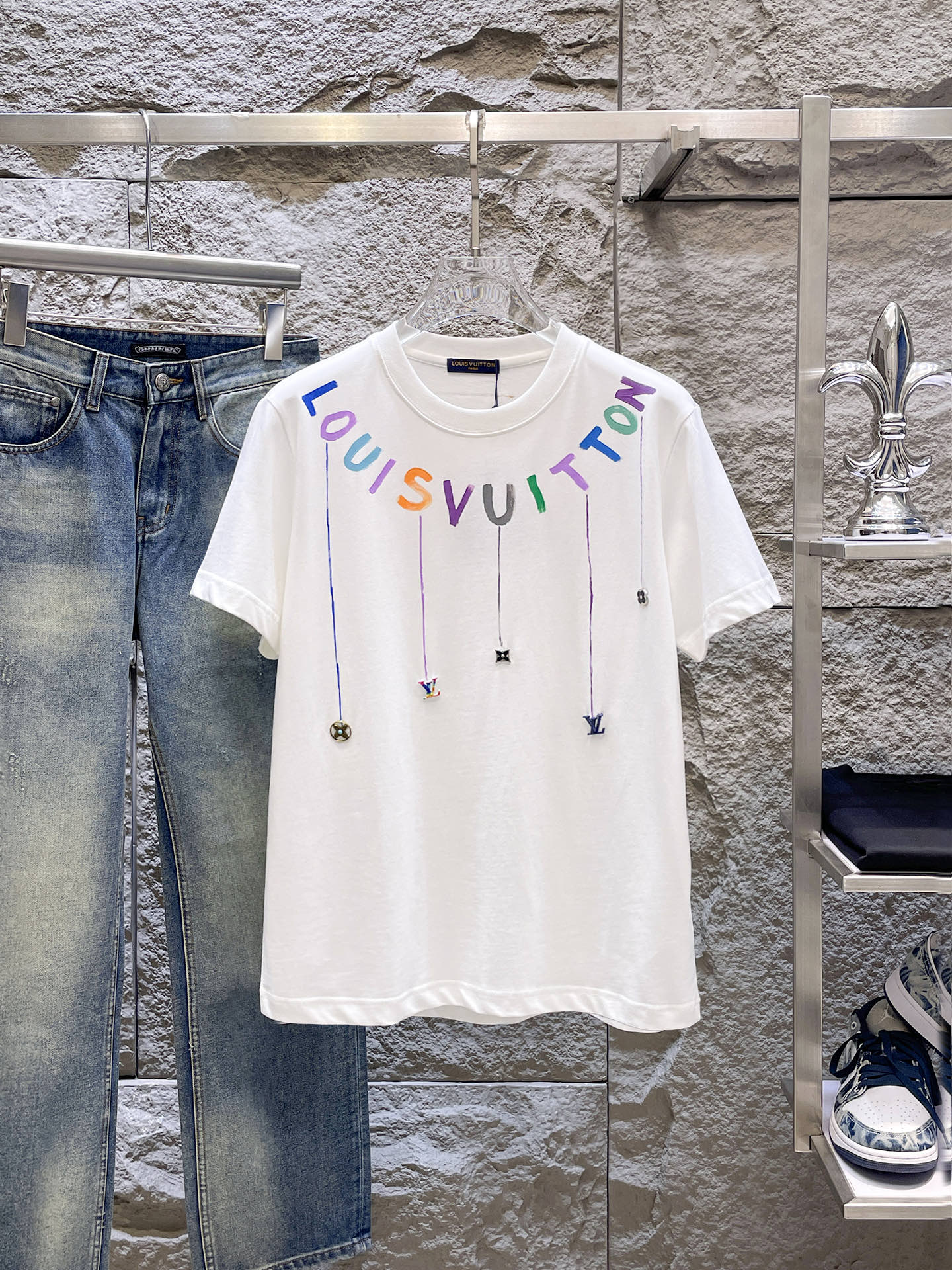 路易威登LV26春夏新品专柜首发最新款短袖圆领T恤 高端订制 设计前卫时尚！品牌logo手绘重工艺设计，