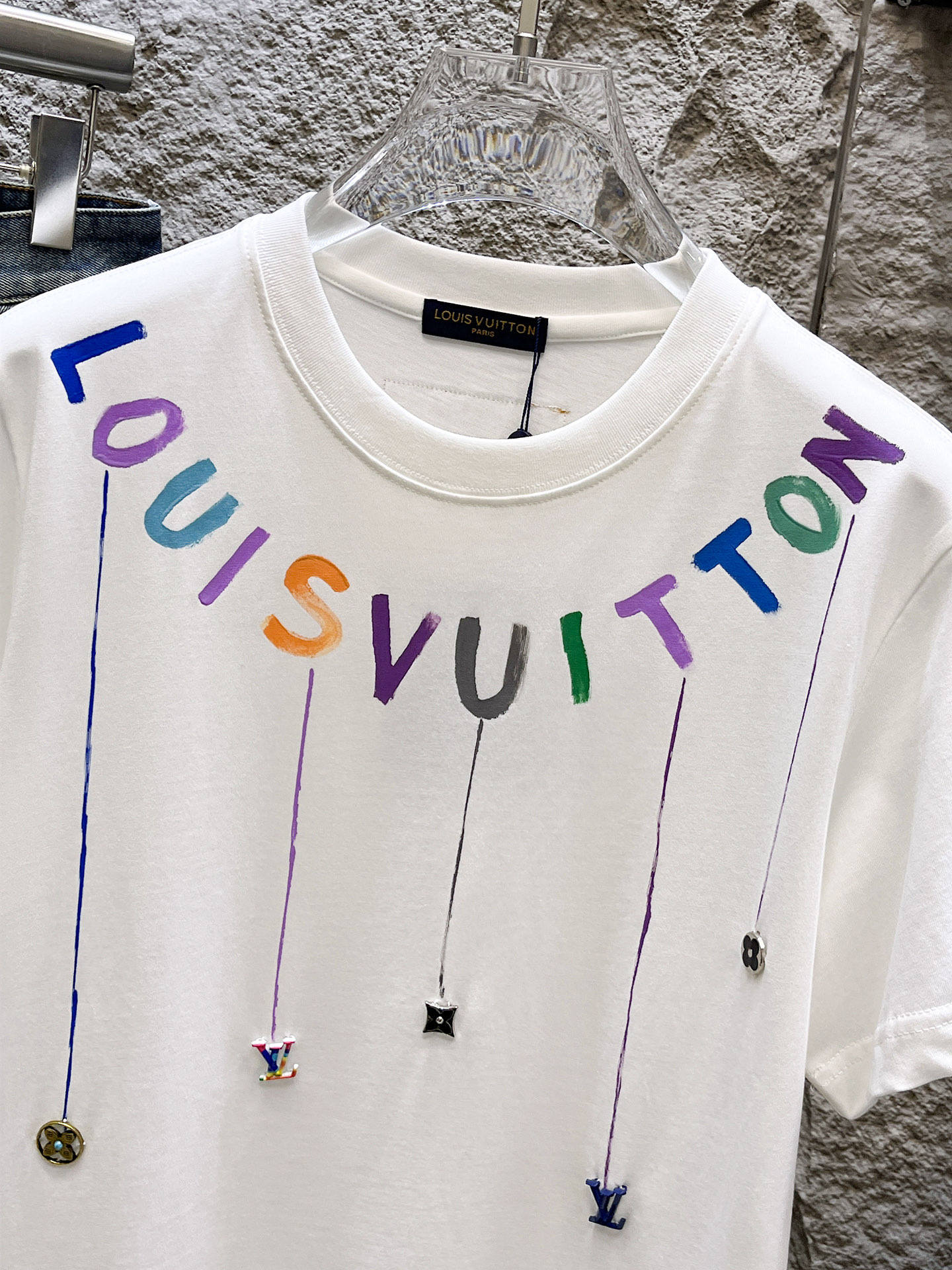 路易威登LV26春夏新品专柜首发最新款短袖圆领T恤 高端订制 设计前卫时尚！品牌logo手绘重工艺设计，