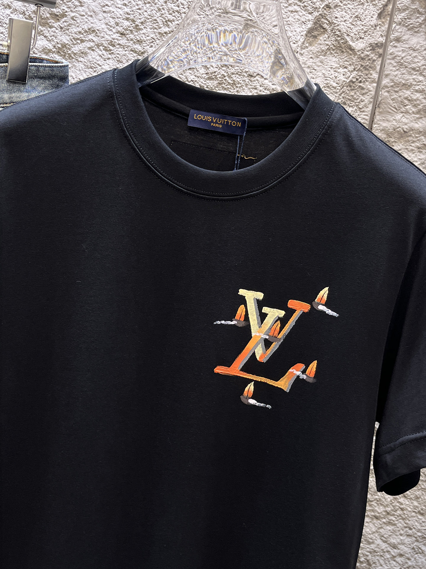 路易威登LV26春夏新品专柜首发最新款短袖圆领T恤 高端订制 设计前卫时尚！品牌logo手绘重工艺设计，