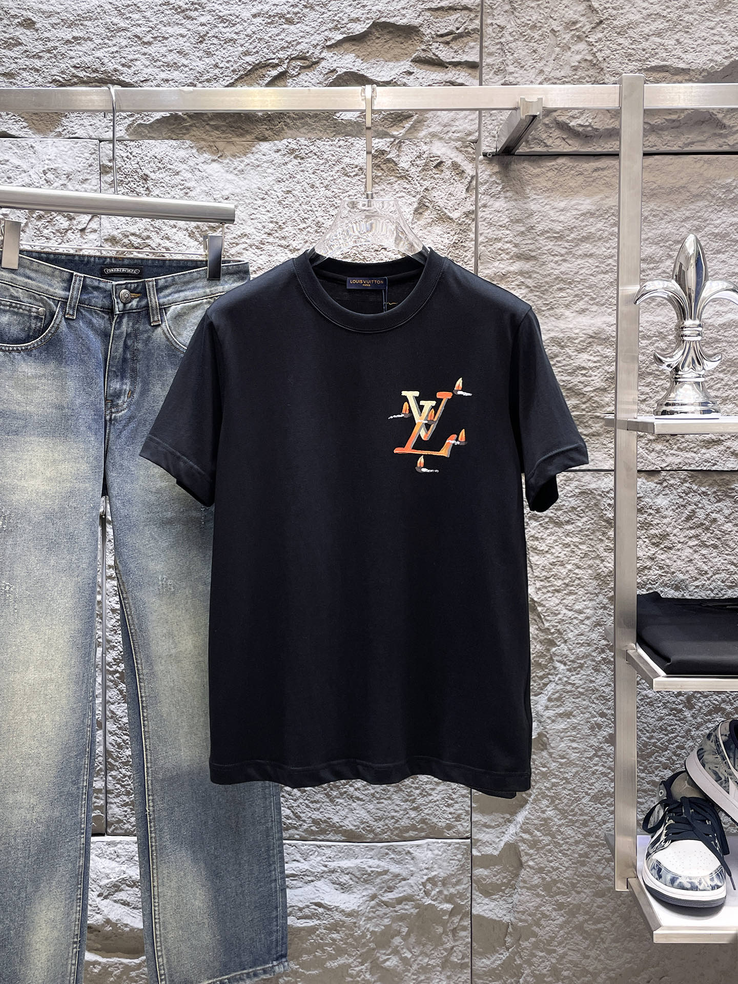 路易威登LV26春夏新品专柜首发最新款短袖圆领T恤 高端订制 设计前卫时尚！品牌logo手绘重工艺设计，