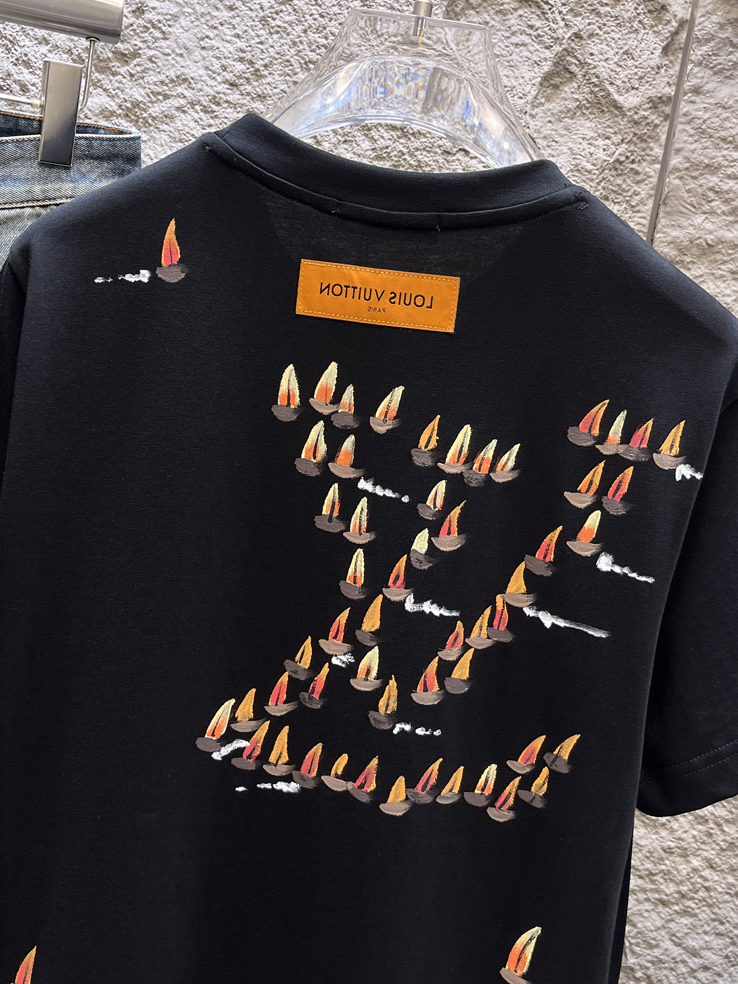 路易威登LV26春夏新品专柜首发最新款短袖圆领T恤 高端订制 设计前卫时尚！品牌logo手绘重工艺设计，