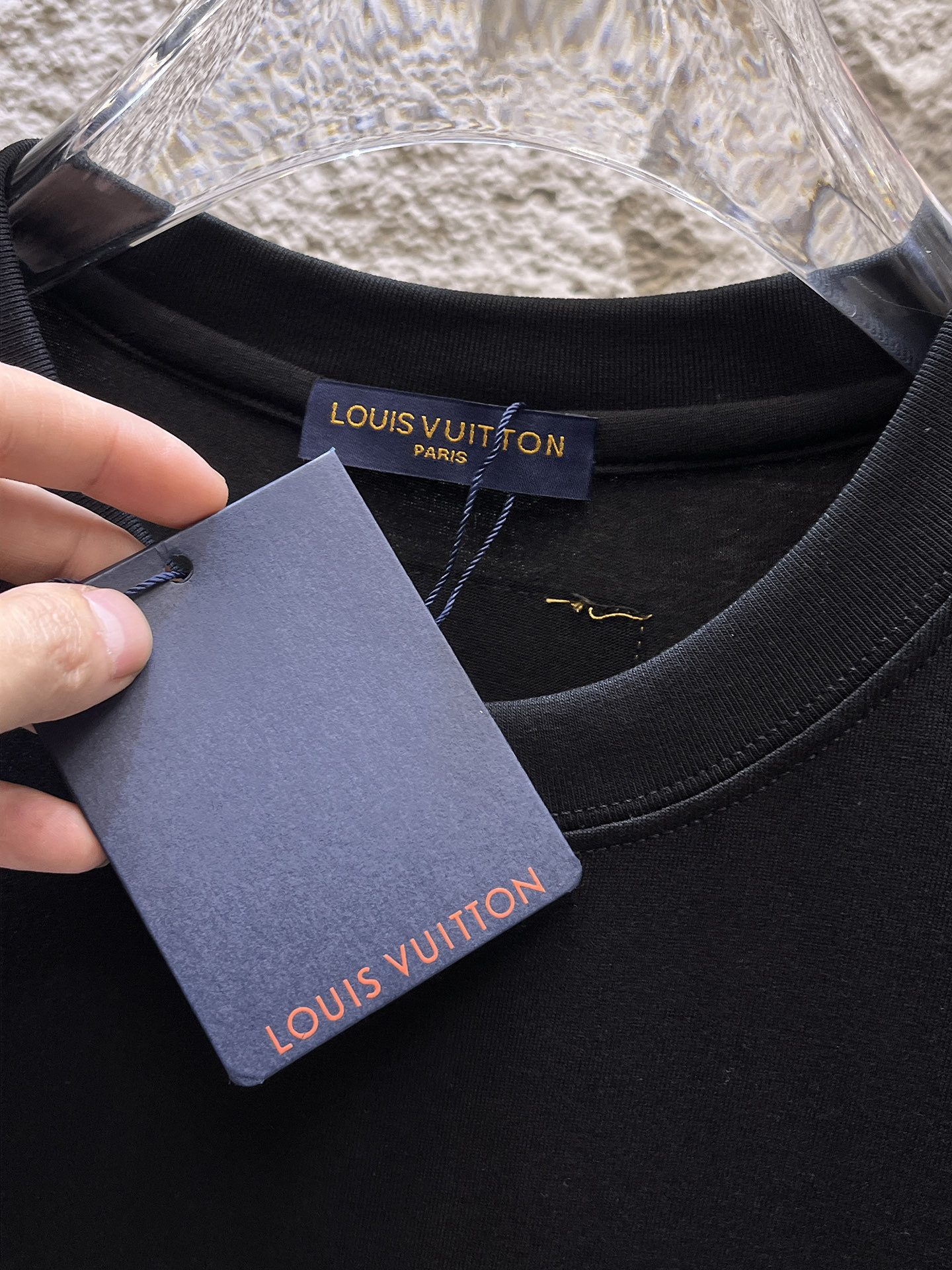 路易威登LV26春夏新品专柜首发最新款短袖圆领T恤 高端订制 设计前卫时尚！品牌logo手绘重工艺设计，