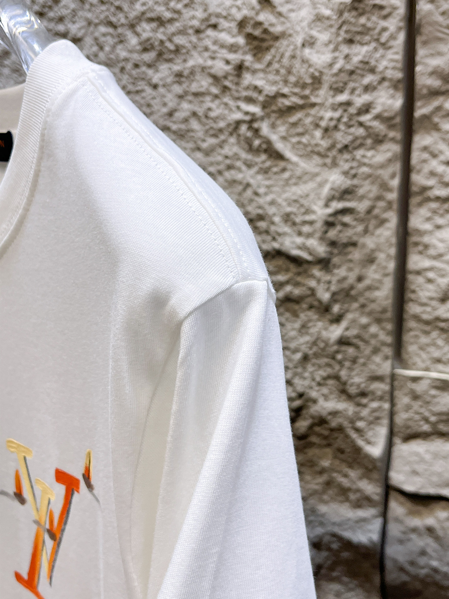 路易威登LV26春夏新品专柜首发最新款短袖圆领T恤 高端订制 设计前卫时尚！品牌logo手绘重工艺设计，