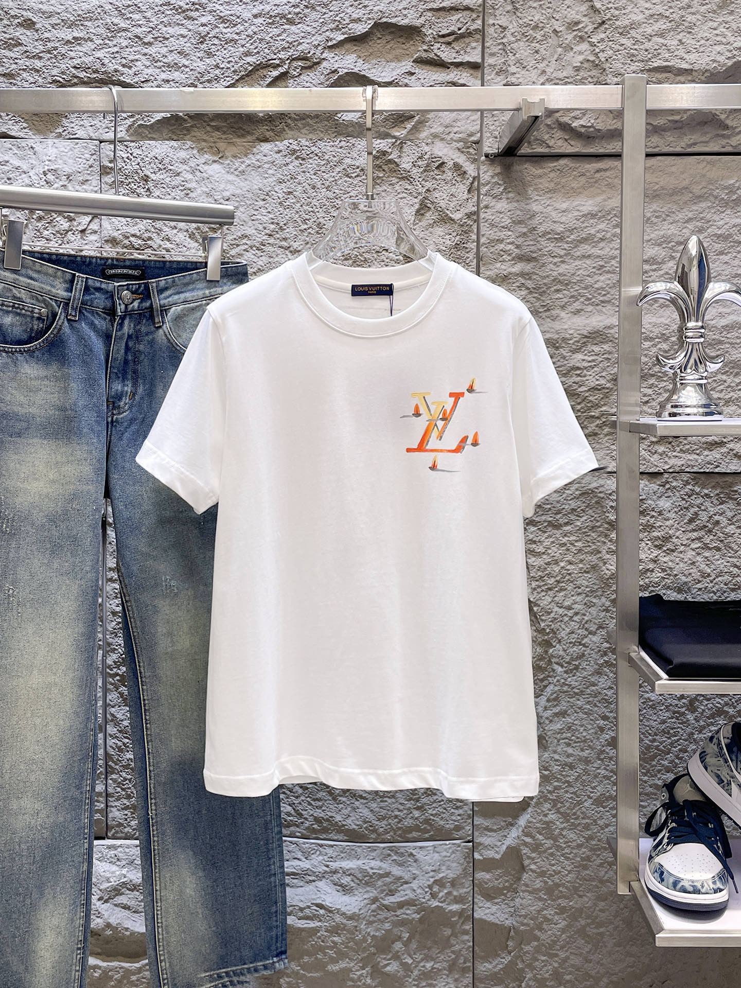 路易威登LV26春夏新品专柜首发最新款短袖圆领T恤 高端订制 设计前卫时尚！品牌logo手绘重工艺设计，