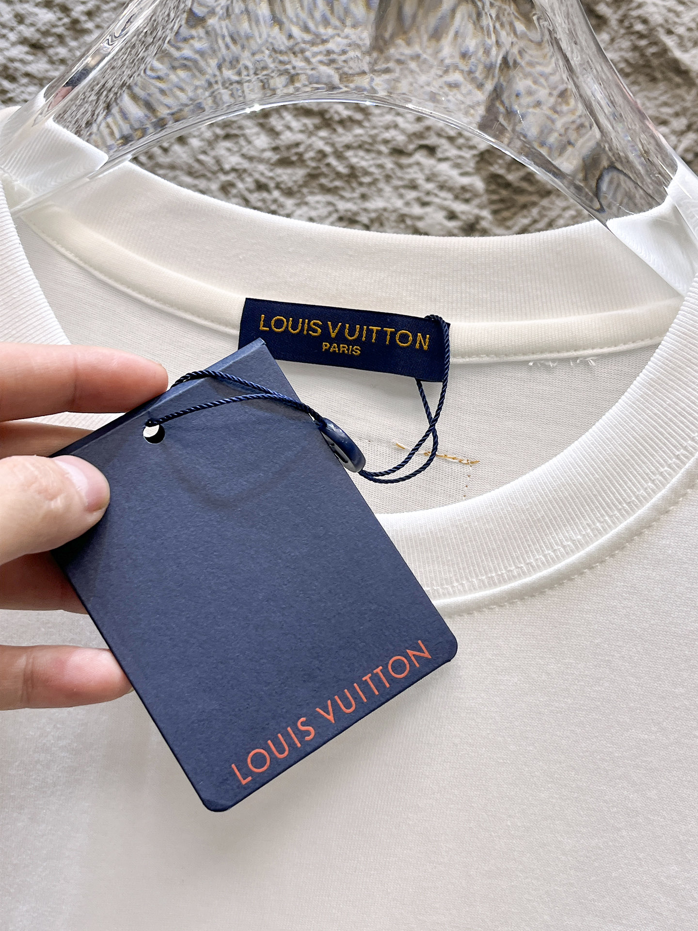 路易威登LV26春夏新品专柜首发最新款短袖圆领T恤 高端订制 设计前卫时尚！品牌logo手绘重工艺设计，