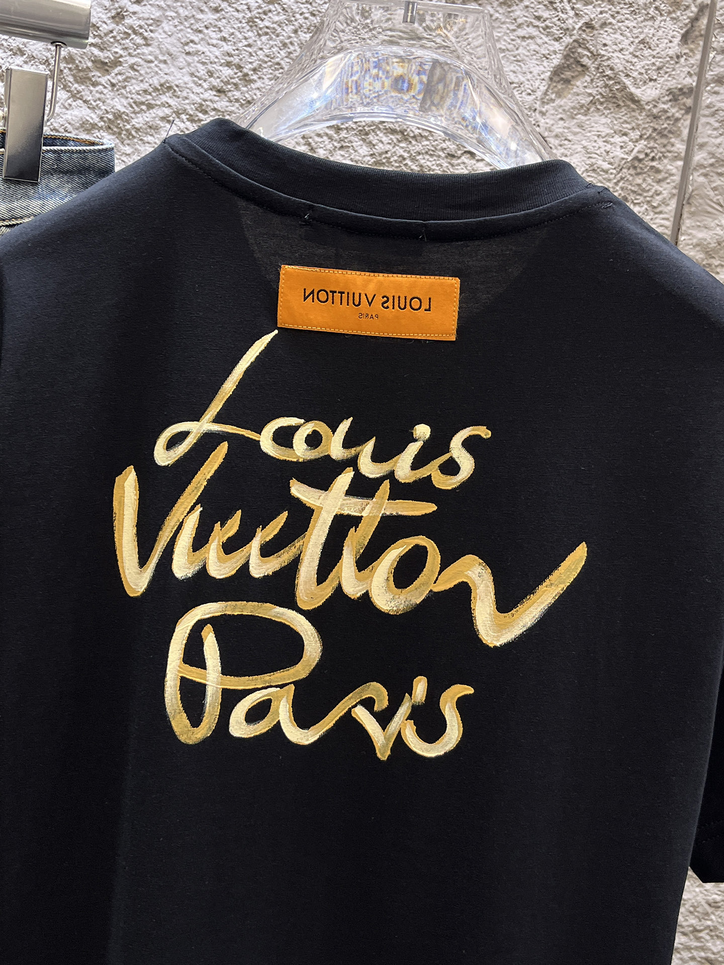 路易威登LV26春夏新品专柜首发最新款短袖圆领T恤 高端订制 设计前卫时尚！品牌logo手绘重工艺设计，