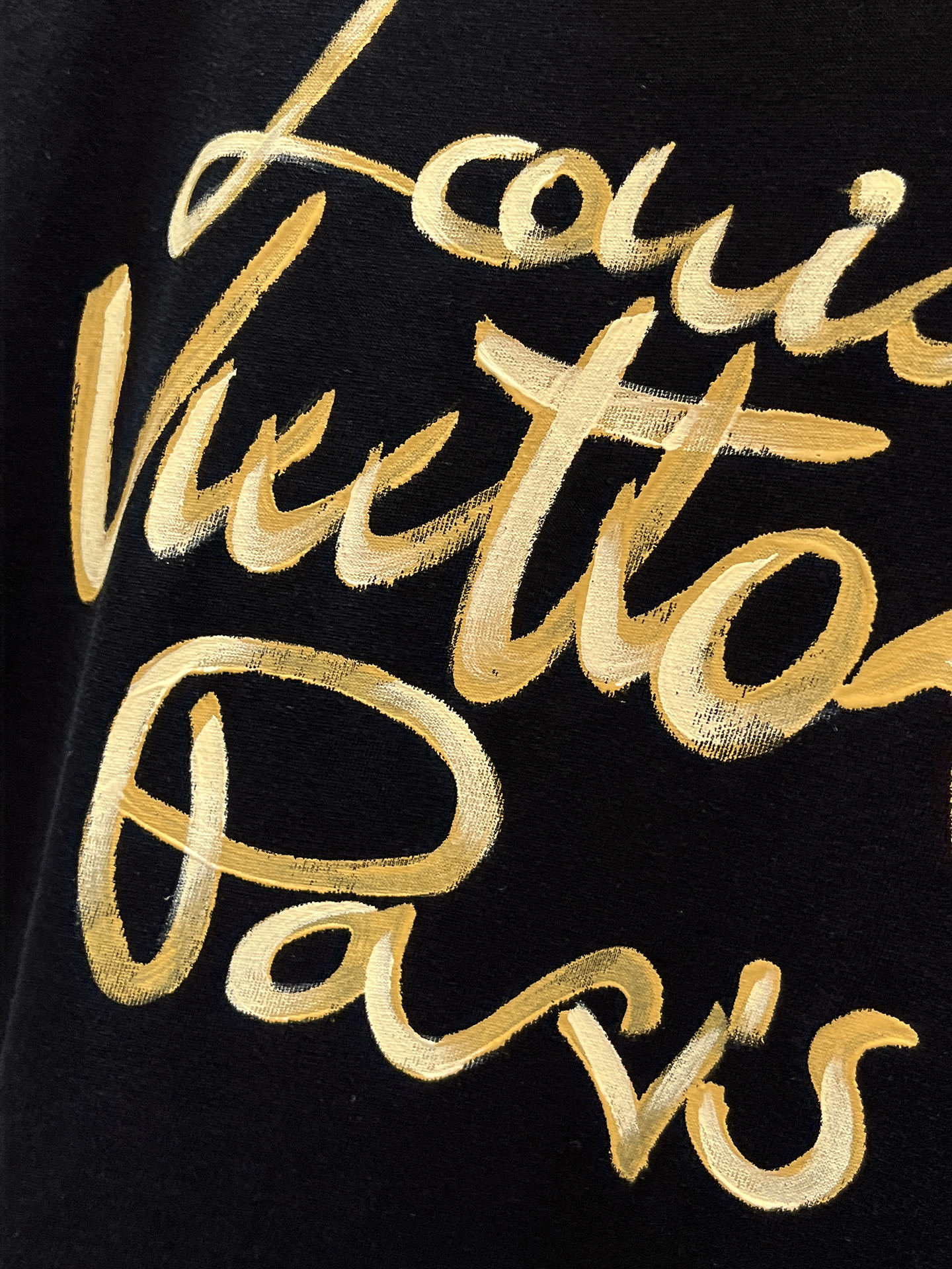 路易威登LV26春夏新品专柜首发最新款短袖圆领T恤 高端订制 设计前卫时尚！品牌logo手绘重工艺设计，