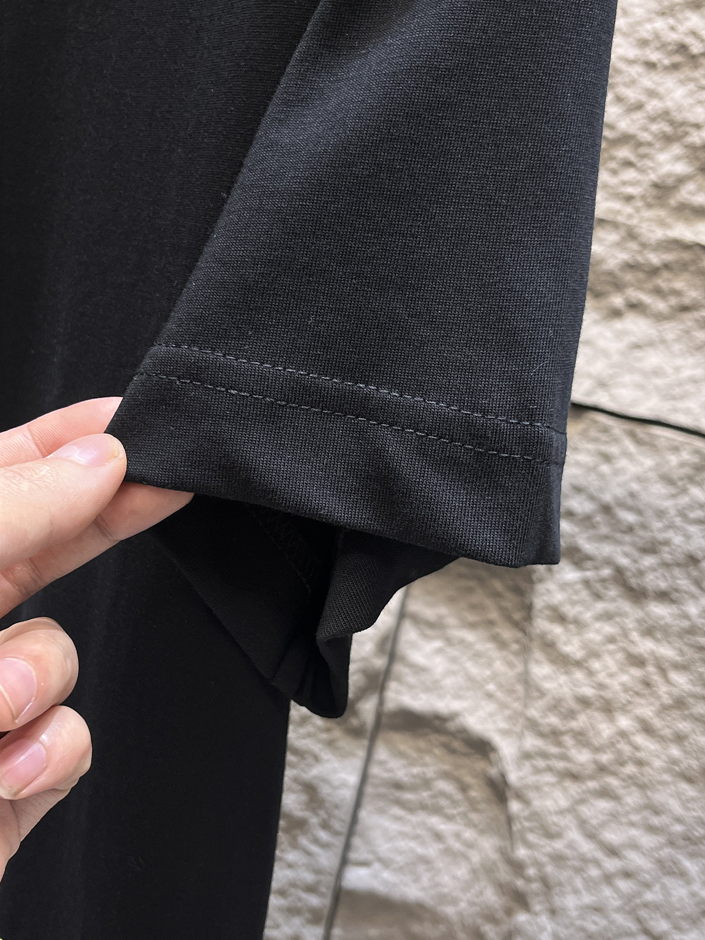 路易威登LV26春夏新品专柜首发最新款短袖圆领T恤 高端订制 设计前卫时尚！品牌logo手绘重工艺设计，