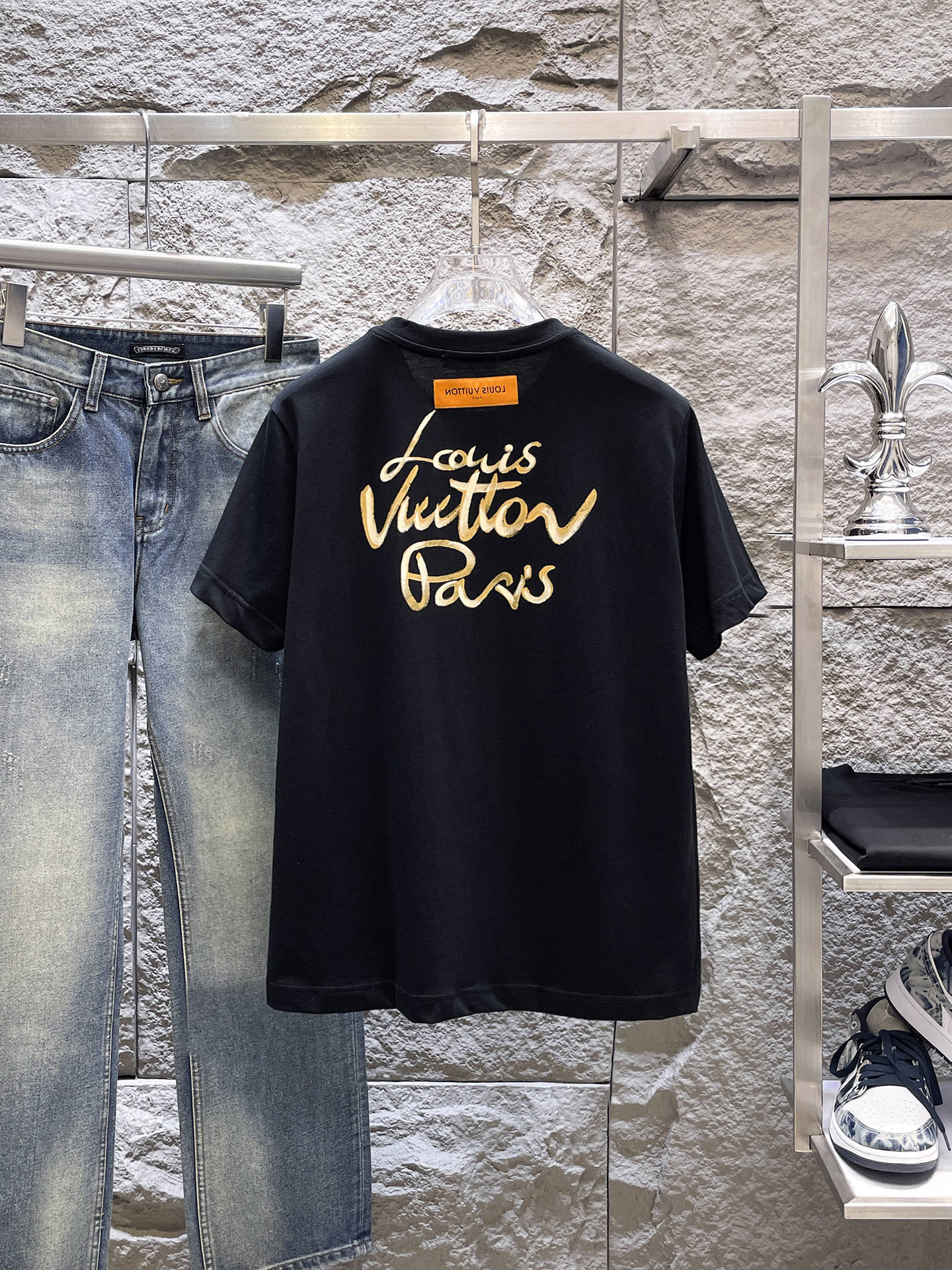 路易威登LV26春夏新品专柜首发最新款短袖圆领T恤 高端订制 设计前卫时尚！品牌logo手绘重工艺设计，