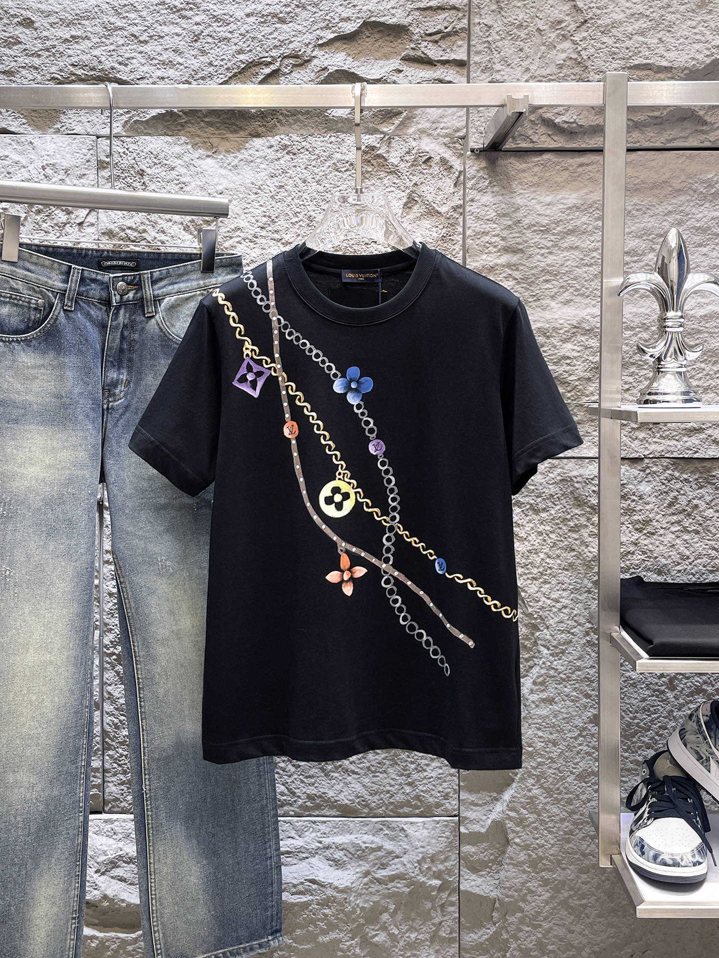 路易威登LV26春夏新品专柜首发最新款短袖圆领T恤 高端订制 设计前卫时尚！品牌logo手绘重工艺设计，