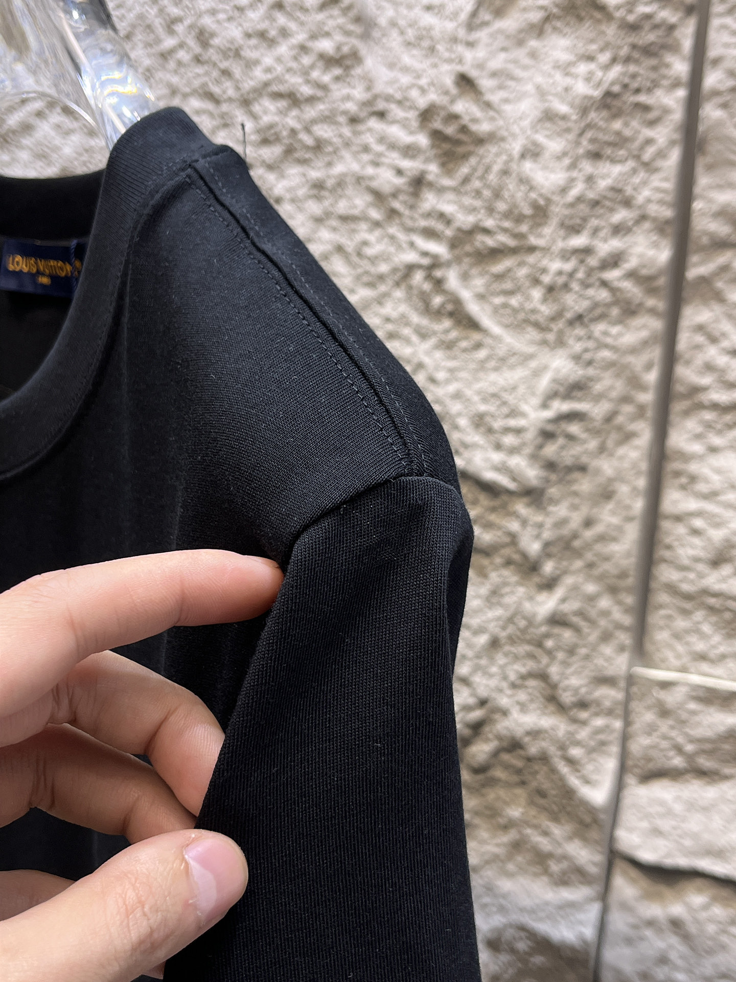 路易威登LV26春夏新品专柜首发最新款短袖圆领T恤 高端订制 设计前卫时尚！品牌logo手绘重工艺设计，