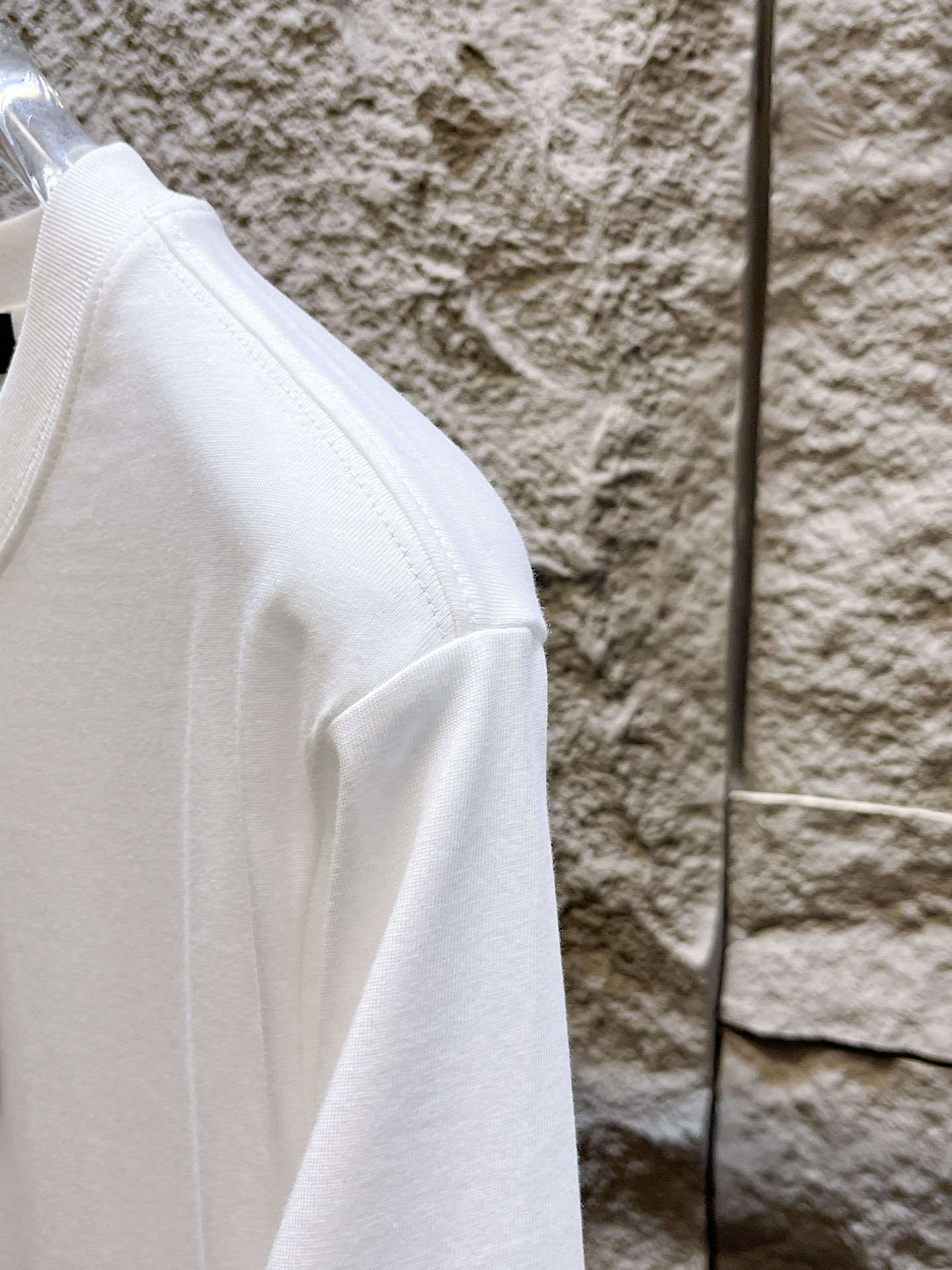 路易威登LV26春夏新品专柜首发最新款短袖圆领T恤 高端订制 设计前卫时尚！品牌logo手绘重工艺设计，