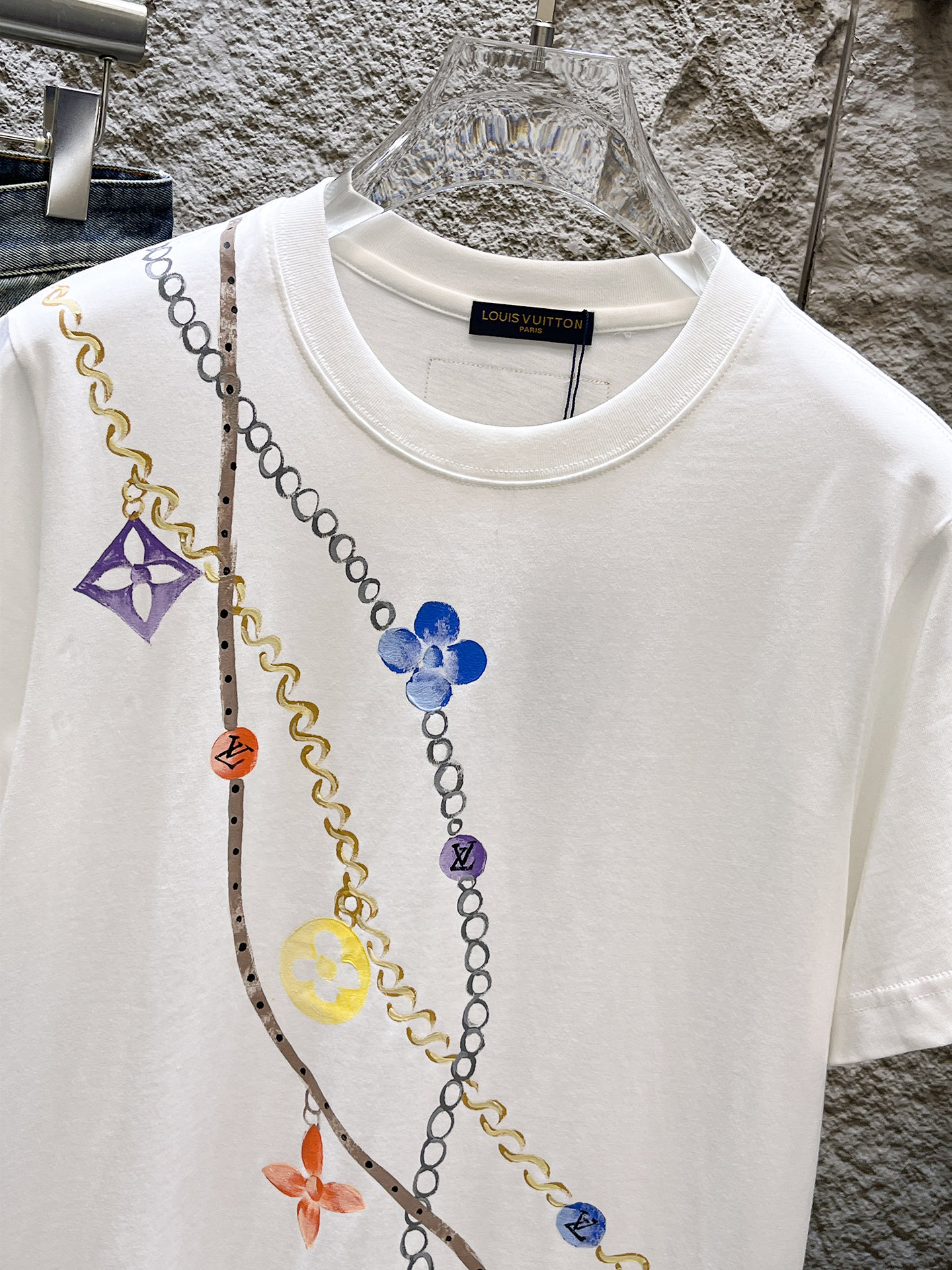 路易威登LV26春夏新品专柜首发最新款短袖圆领T恤 高端订制 设计前卫时尚！品牌logo手绘重工艺设计，