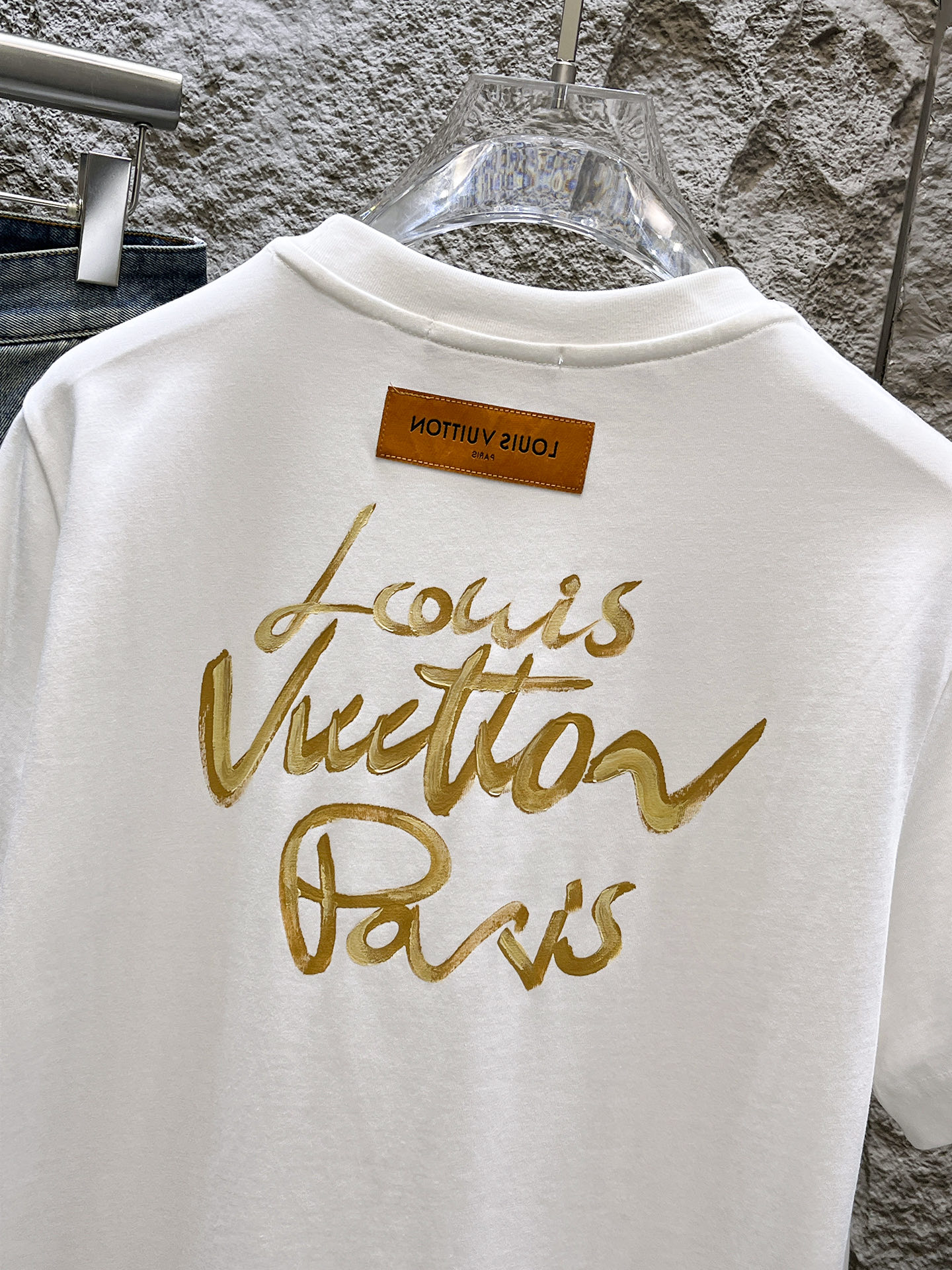 路易威登LV26春夏新品专柜首发最新款短袖圆领T恤 高端订制 设计前卫时尚！品牌logo手绘重工艺设计，