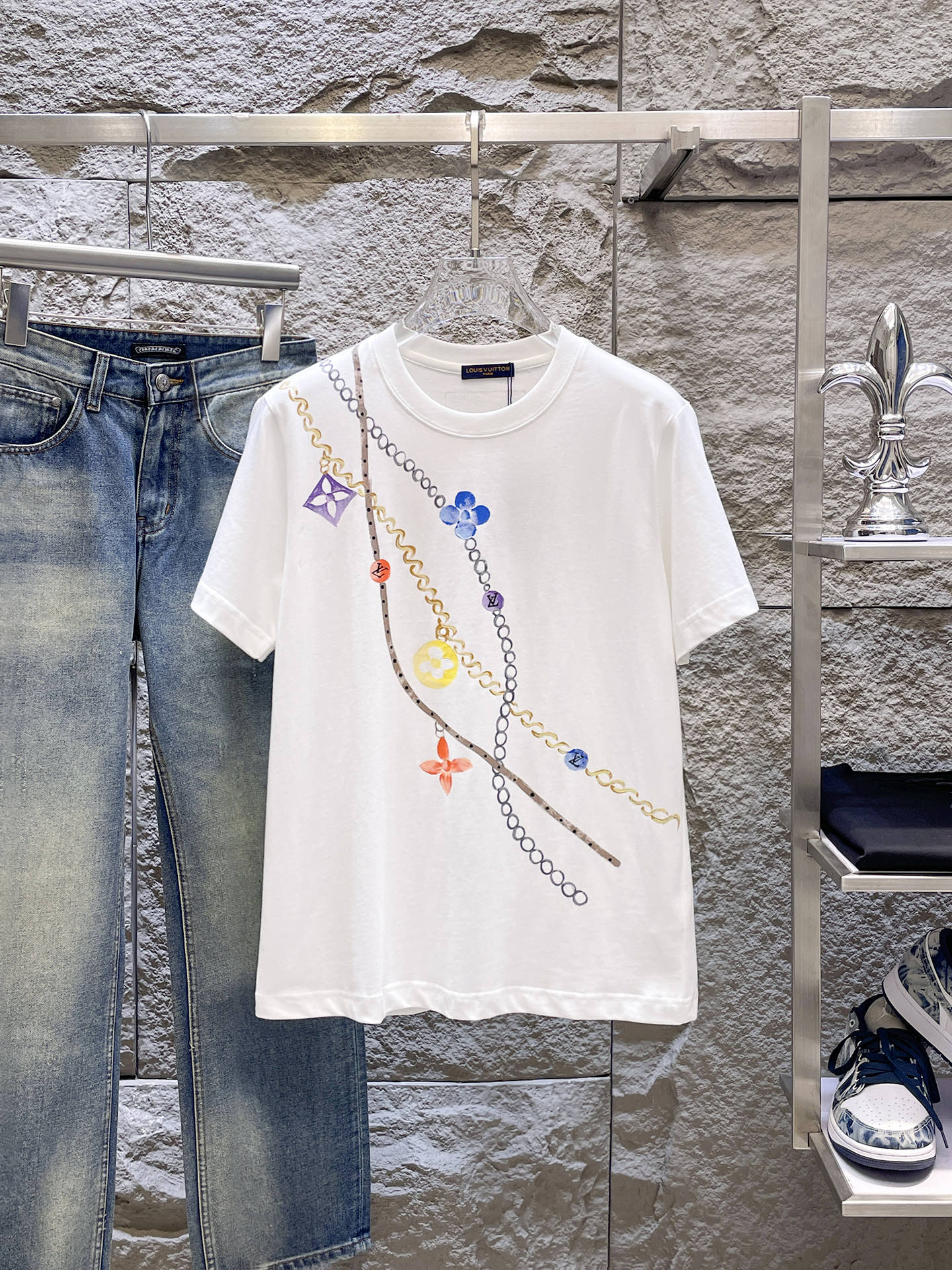 路易威登LV26春夏新品专柜首发最新款短袖圆领T恤 高端订制 设计前卫时尚！品牌logo手绘重工艺设计，