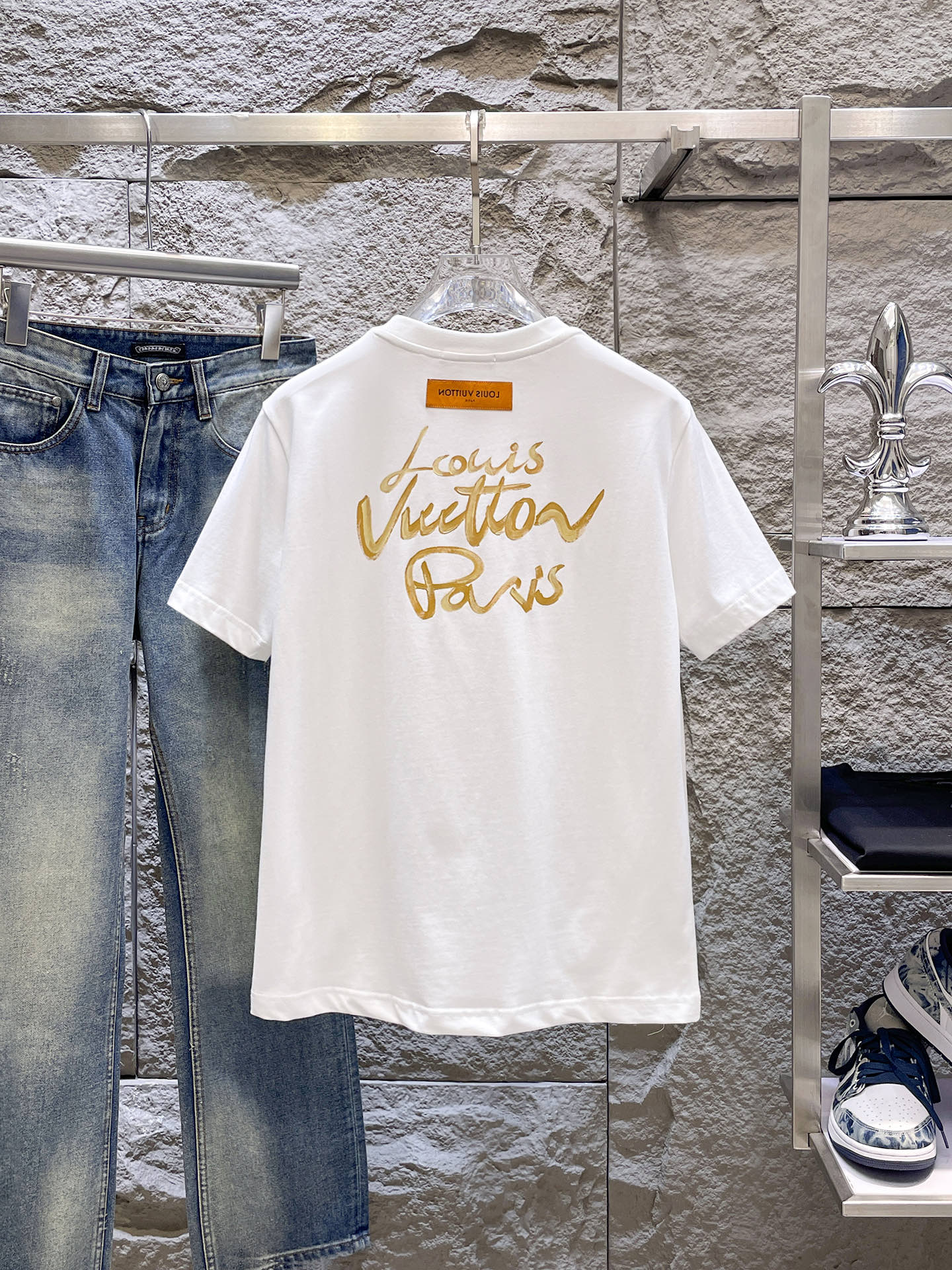 路易威登LV26春夏新品专柜首发最新款短袖圆领T恤 高端订制 设计前卫时尚！品牌logo手绘重工艺设计，