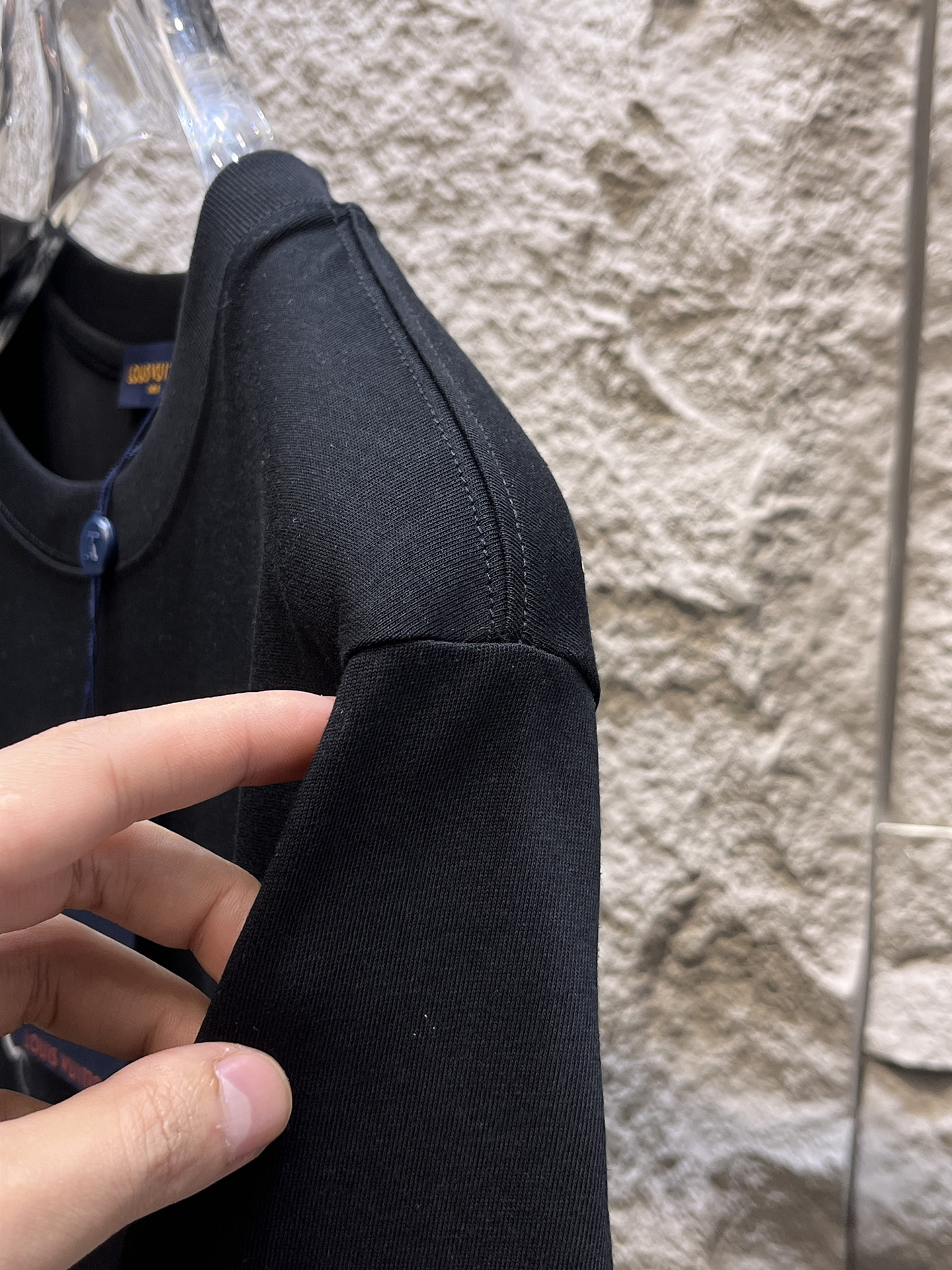 路易威登LV26春夏新品专柜首发最新款短袖圆领T恤 高端订制 设计前卫时尚！品牌logo手绘重工艺设计，