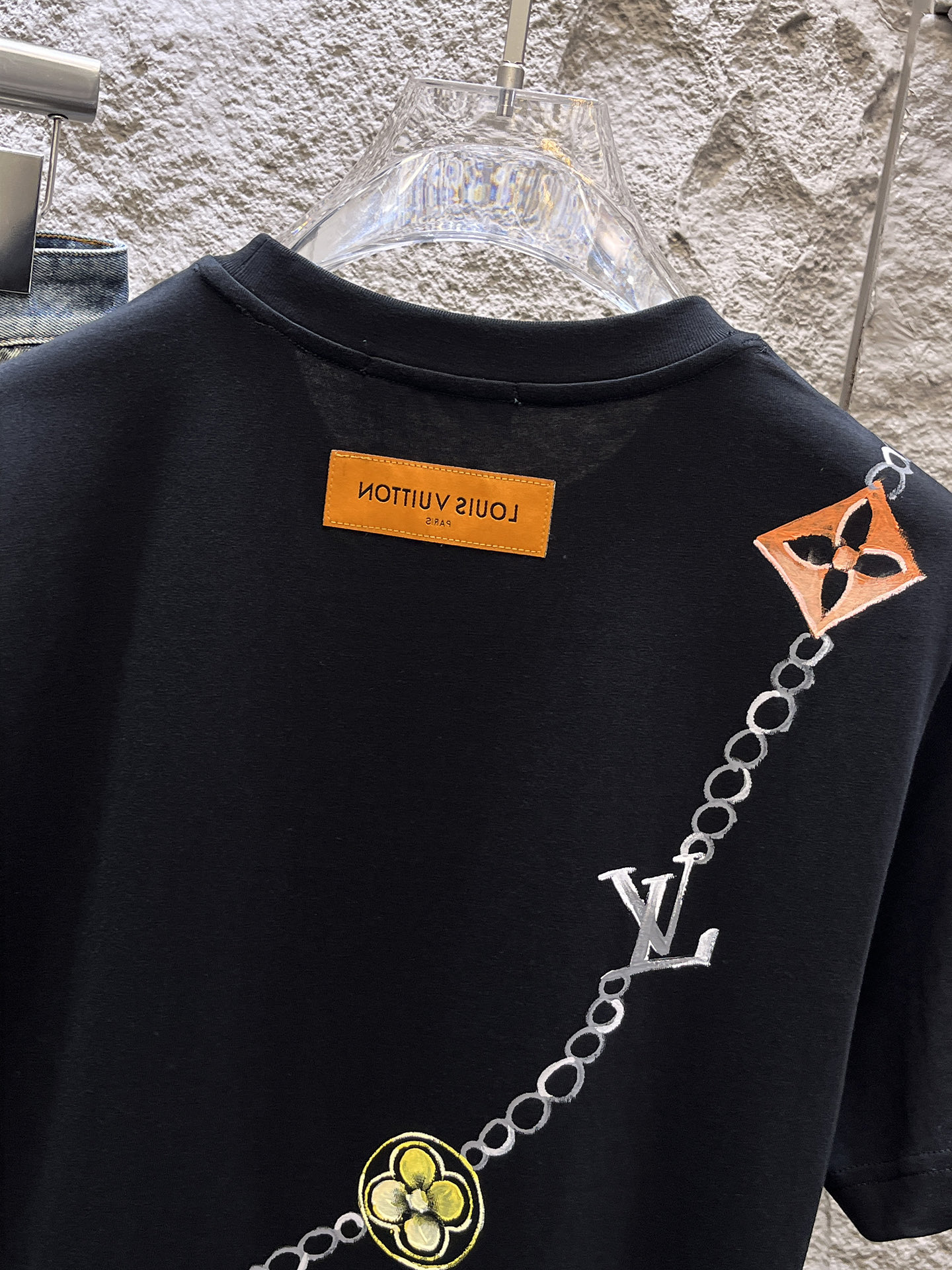 路易威登LV26春夏新品专柜首发最新款短袖圆领T恤 高端订制 设计前卫时尚！品牌logo手绘重工艺设计，