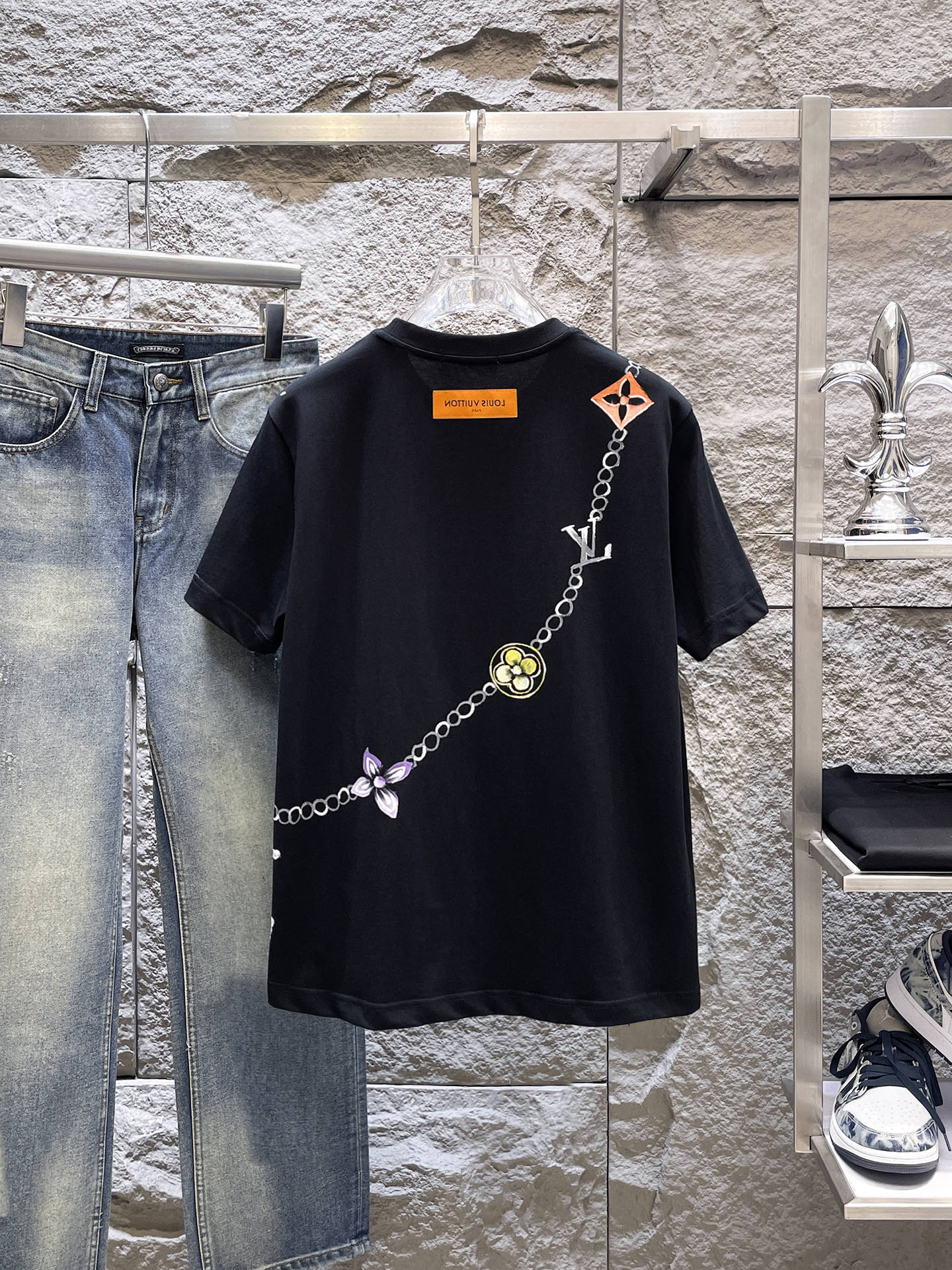 路易威登LV26春夏新品专柜首发最新款短袖圆领T恤 高端订制 设计前卫时尚！品牌logo手绘重工艺设计，