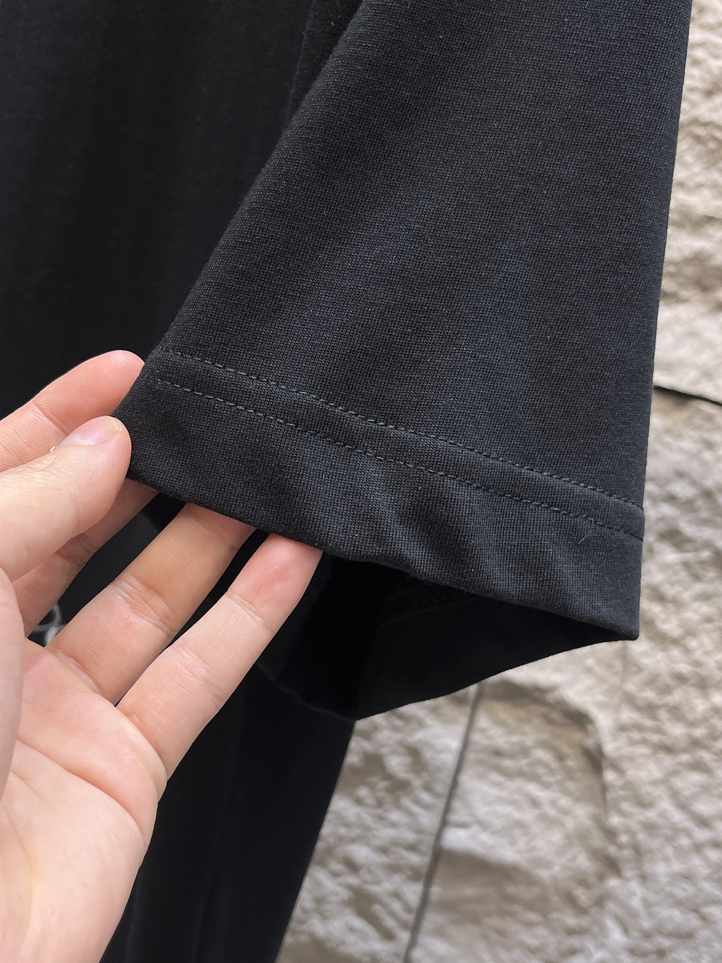 路易威登LV26春夏新品专柜首发最新款短袖圆领T恤 高端订制 设计前卫时尚！品牌logo手绘重工艺设计，