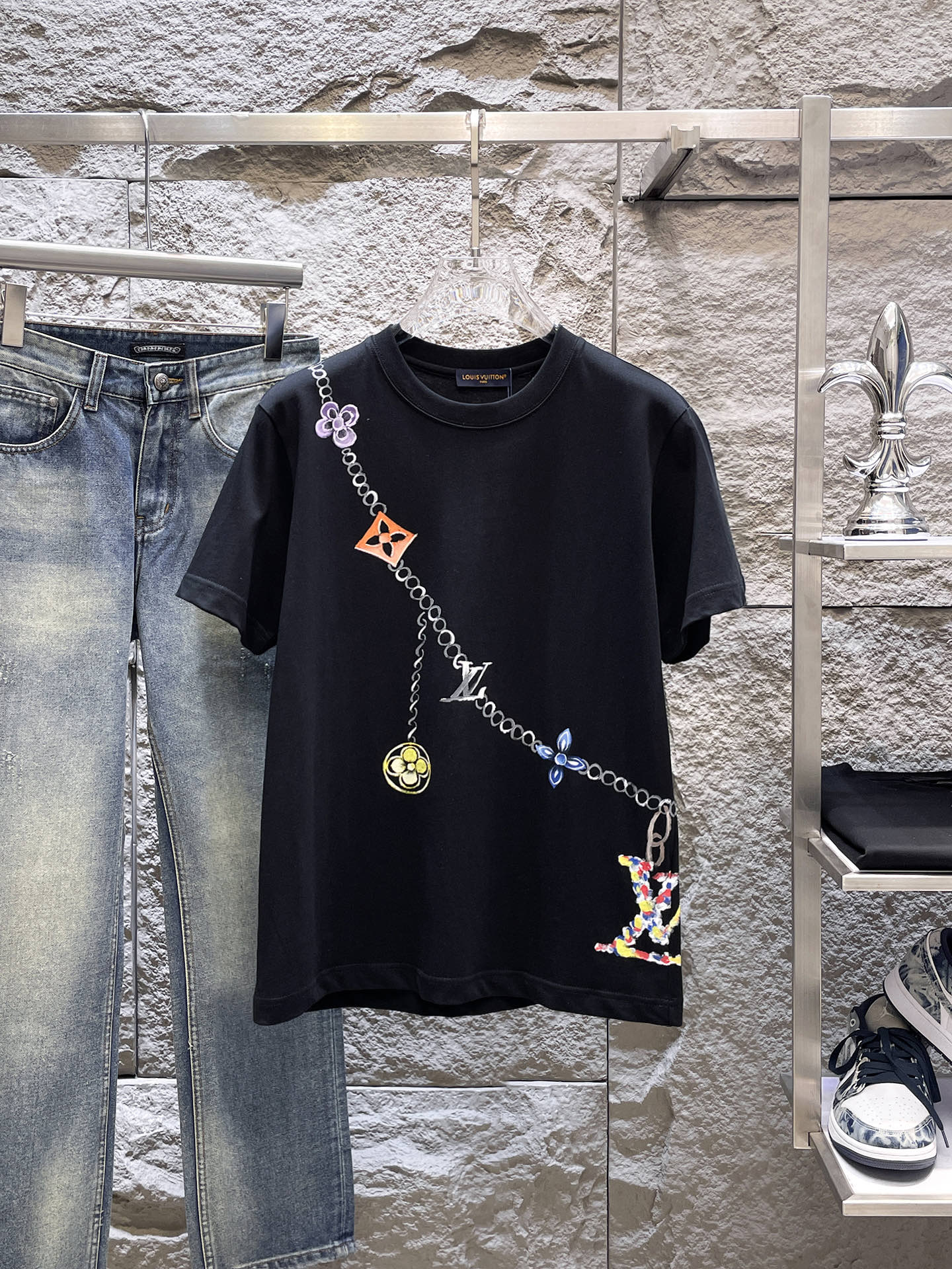 路易威登LV26春夏新品专柜首发最新款短袖圆领T恤 高端订制 设计前卫时尚！品牌logo手绘重工艺设计，