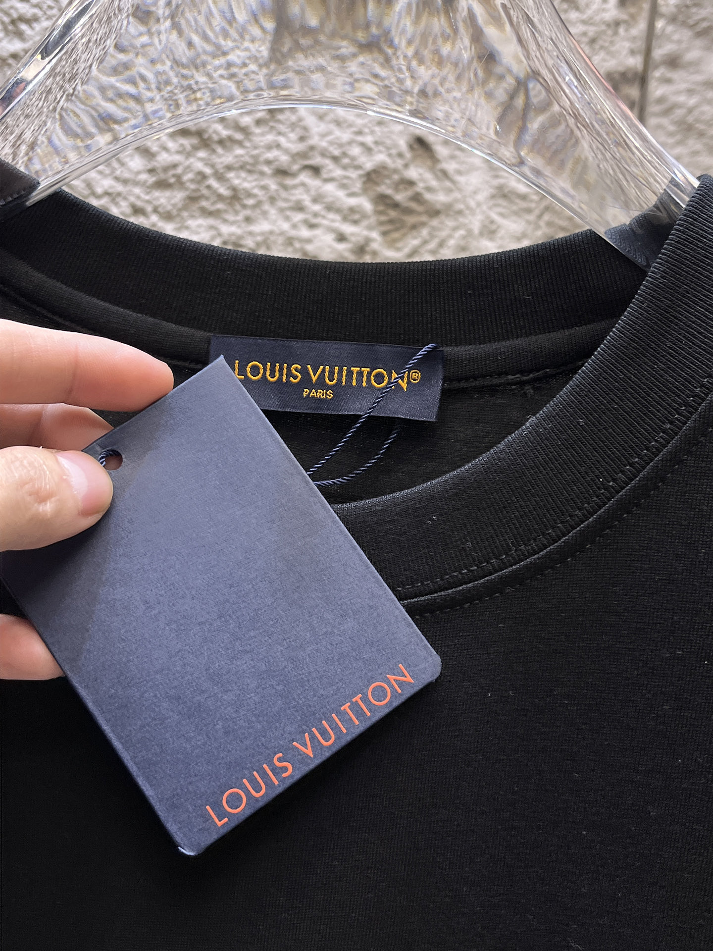 路易威登LV26春夏新品专柜首发最新款短袖圆领T恤 高端订制 设计前卫时尚！品牌logo手绘重工艺设计，