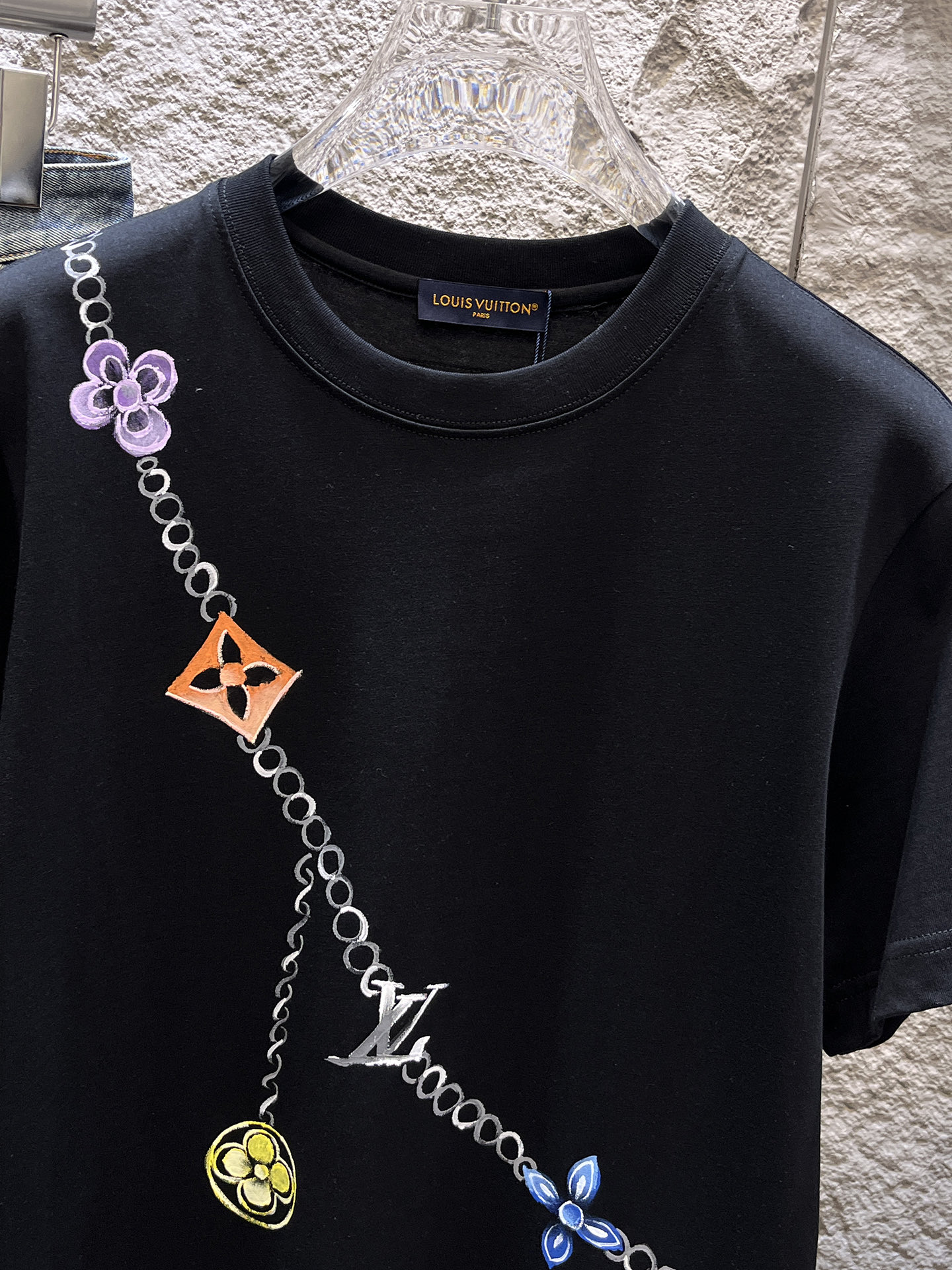 路易威登LV26春夏新品专柜首发最新款短袖圆领T恤 高端订制 设计前卫时尚！品牌logo手绘重工艺设计，