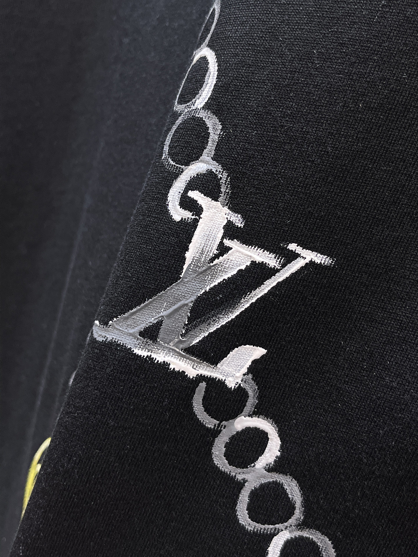 路易威登LV26春夏新品专柜首发最新款短袖圆领T恤 高端订制 设计前卫时尚！品牌logo手绘重工艺设计，