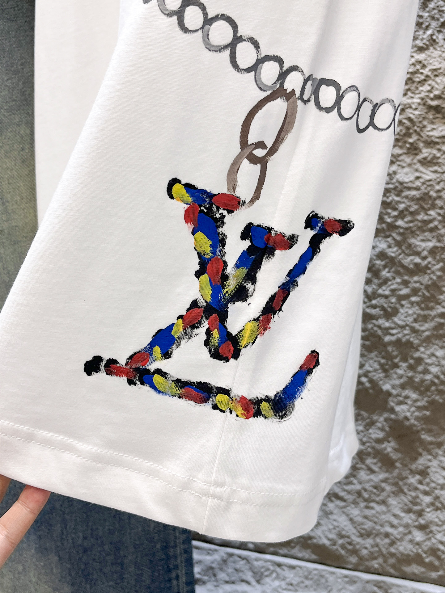 路易威登LV26春夏新品专柜首发最新款短袖圆领T恤 高端订制 设计前卫时尚！品牌logo手绘重工艺设计，