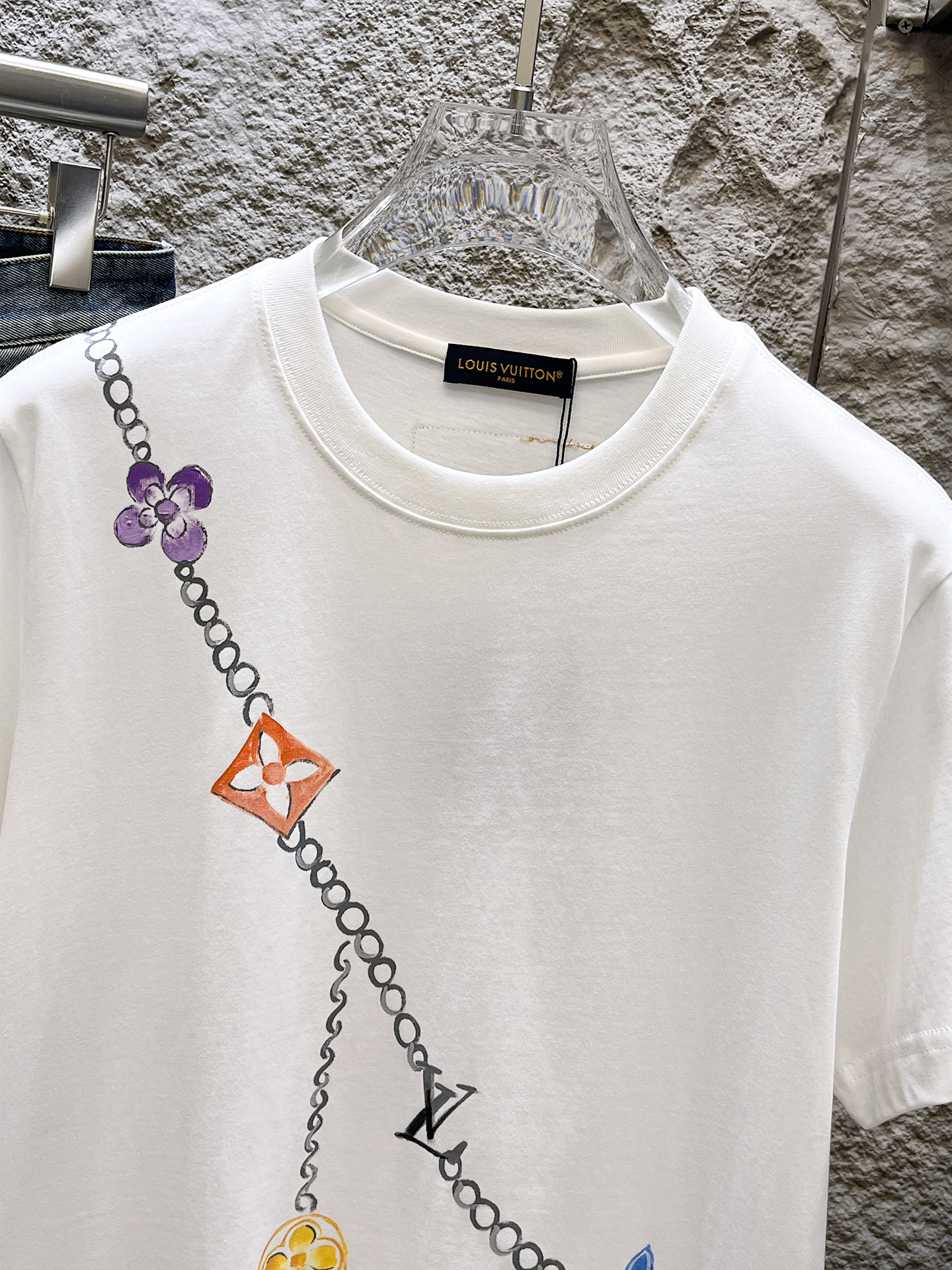 路易威登LV26春夏新品专柜首发最新款短袖圆领T恤 高端订制 设计前卫时尚！品牌logo手绘重工艺设计，