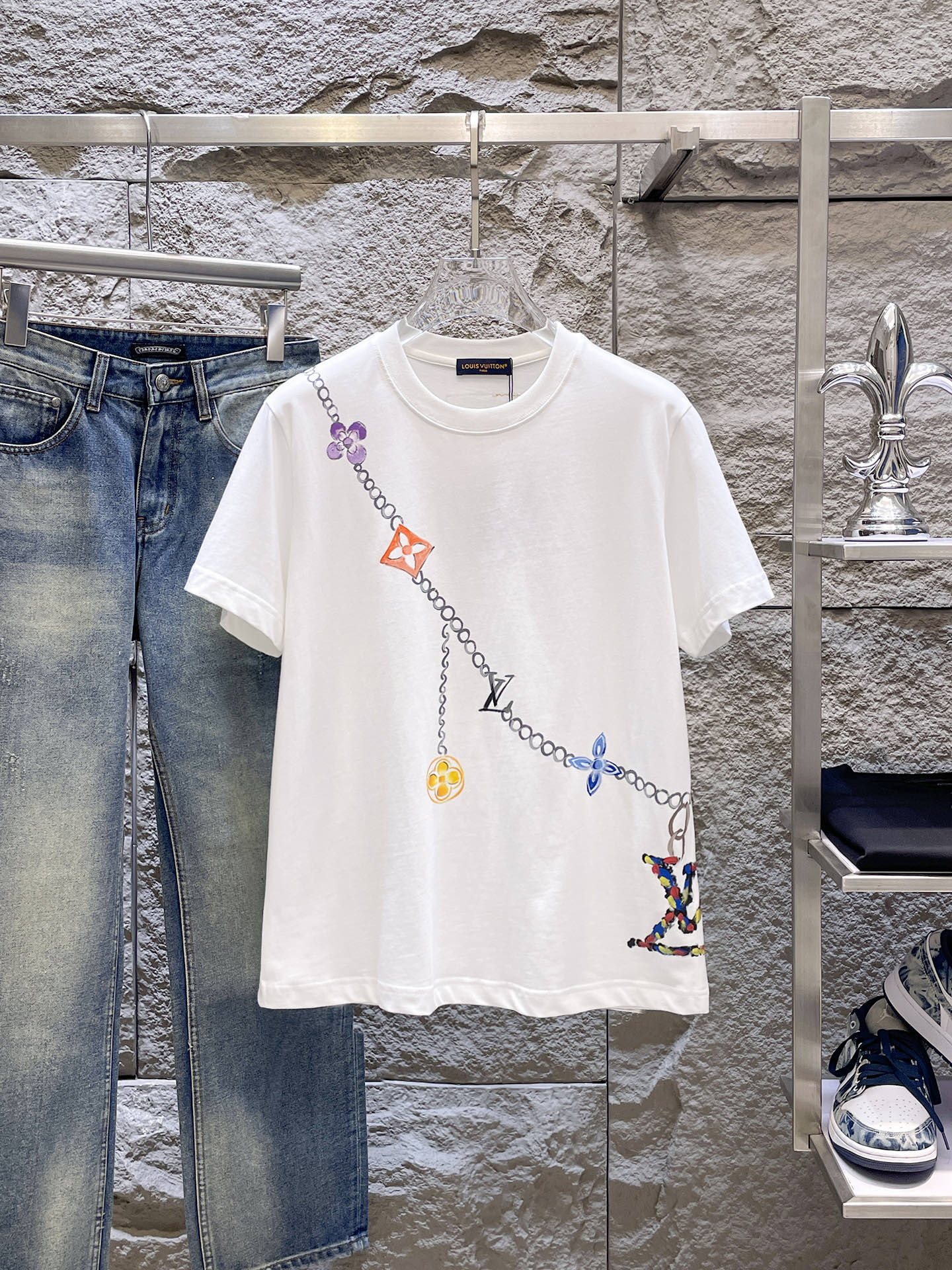 路易威登LV26春夏新品专柜首发最新款短袖圆领T恤 高端订制 设计前卫时尚！品牌logo手绘重工艺设计，