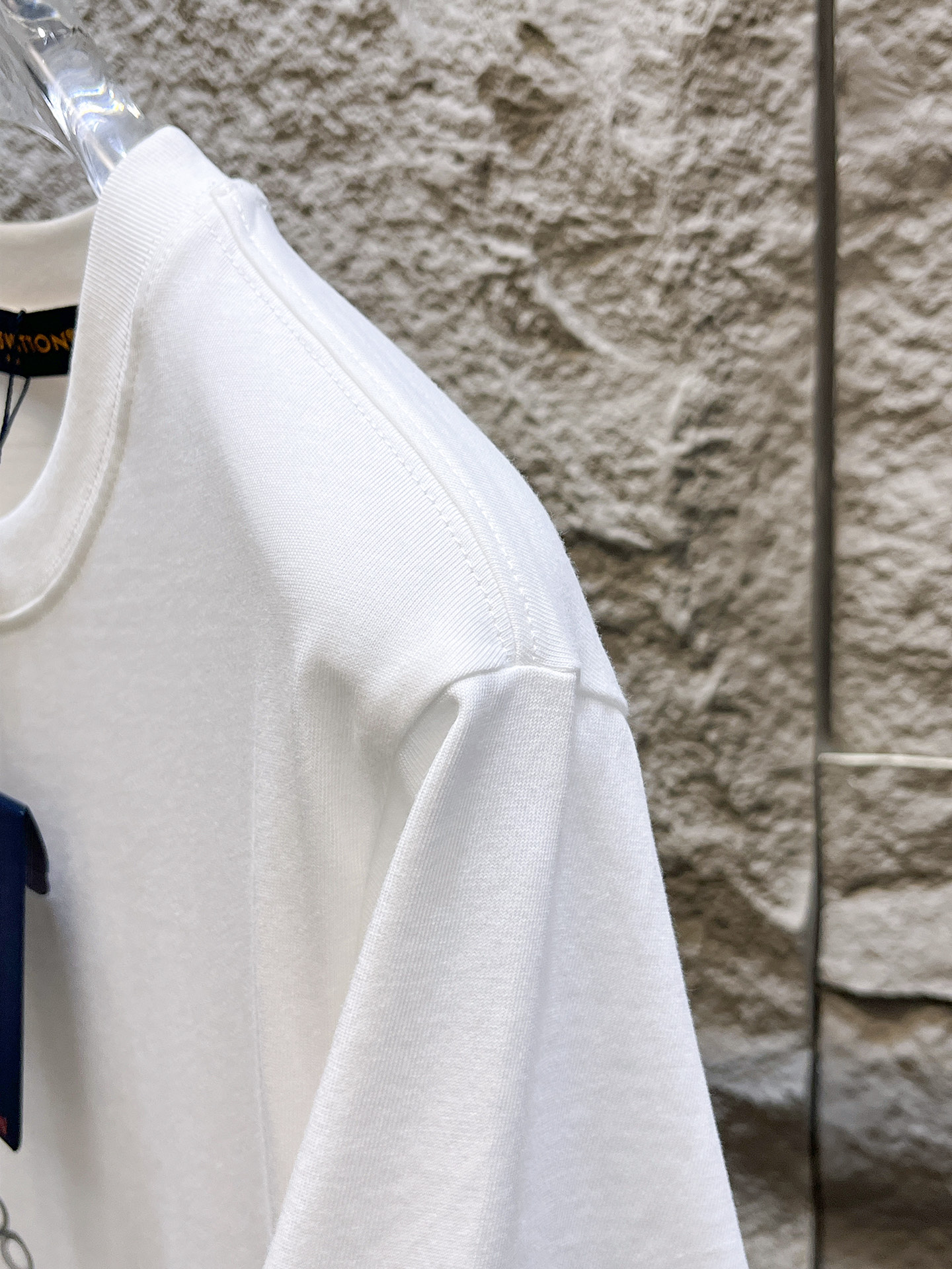 路易威登LV26春夏新品专柜首发最新款短袖圆领T恤 高端订制 设计前卫时尚！品牌logo手绘重工艺设计，