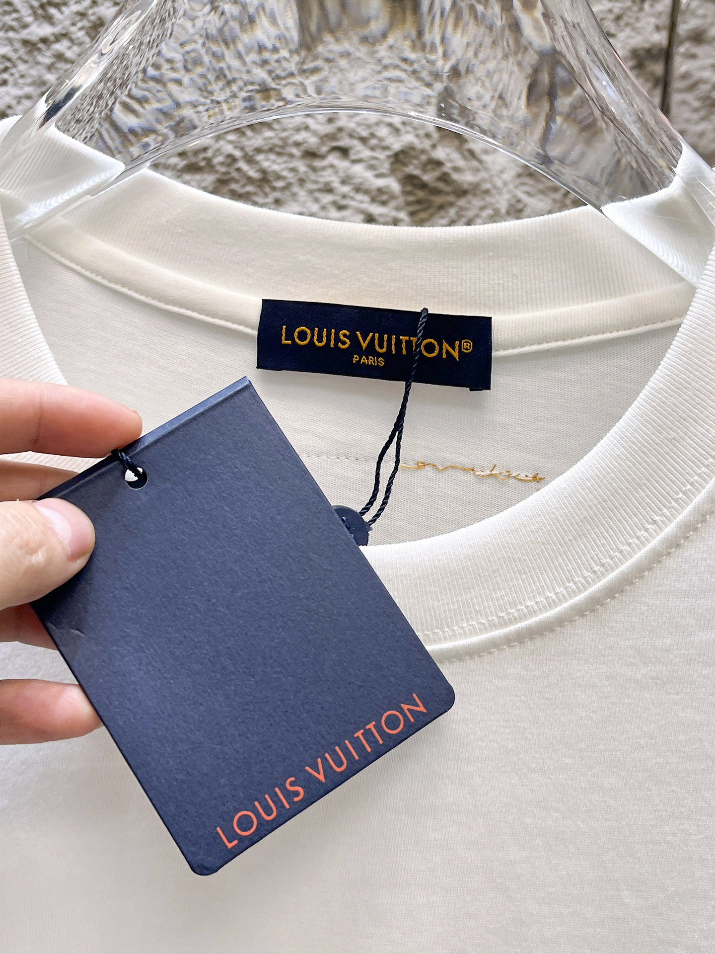 路易威登LV26春夏新品专柜首发最新款短袖圆领T恤 高端订制 设计前卫时尚！品牌logo手绘重工艺设计，