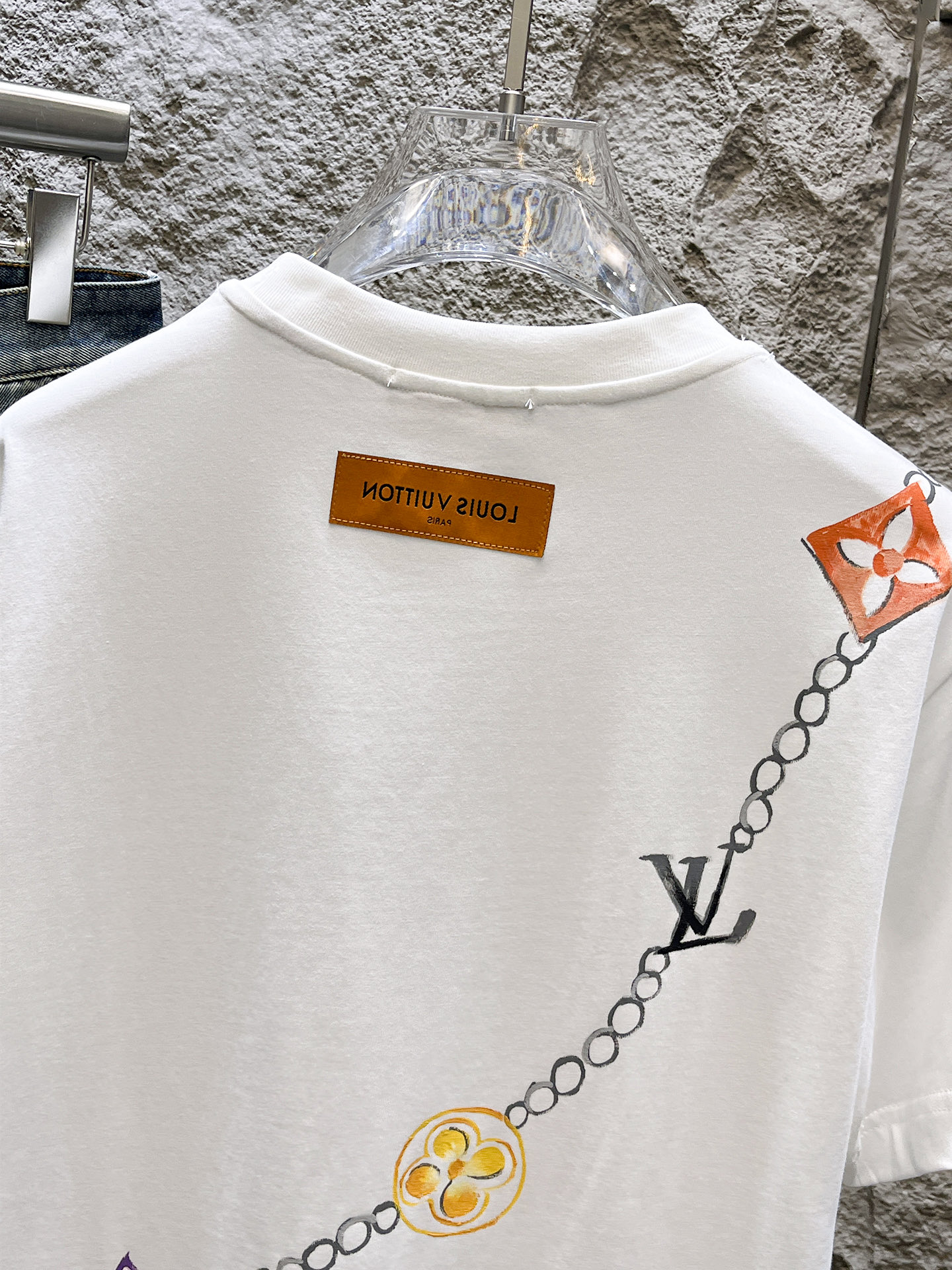 路易威登LV26春夏新品专柜首发最新款短袖圆领T恤 高端订制 设计前卫时尚！品牌logo手绘重工艺设计，
