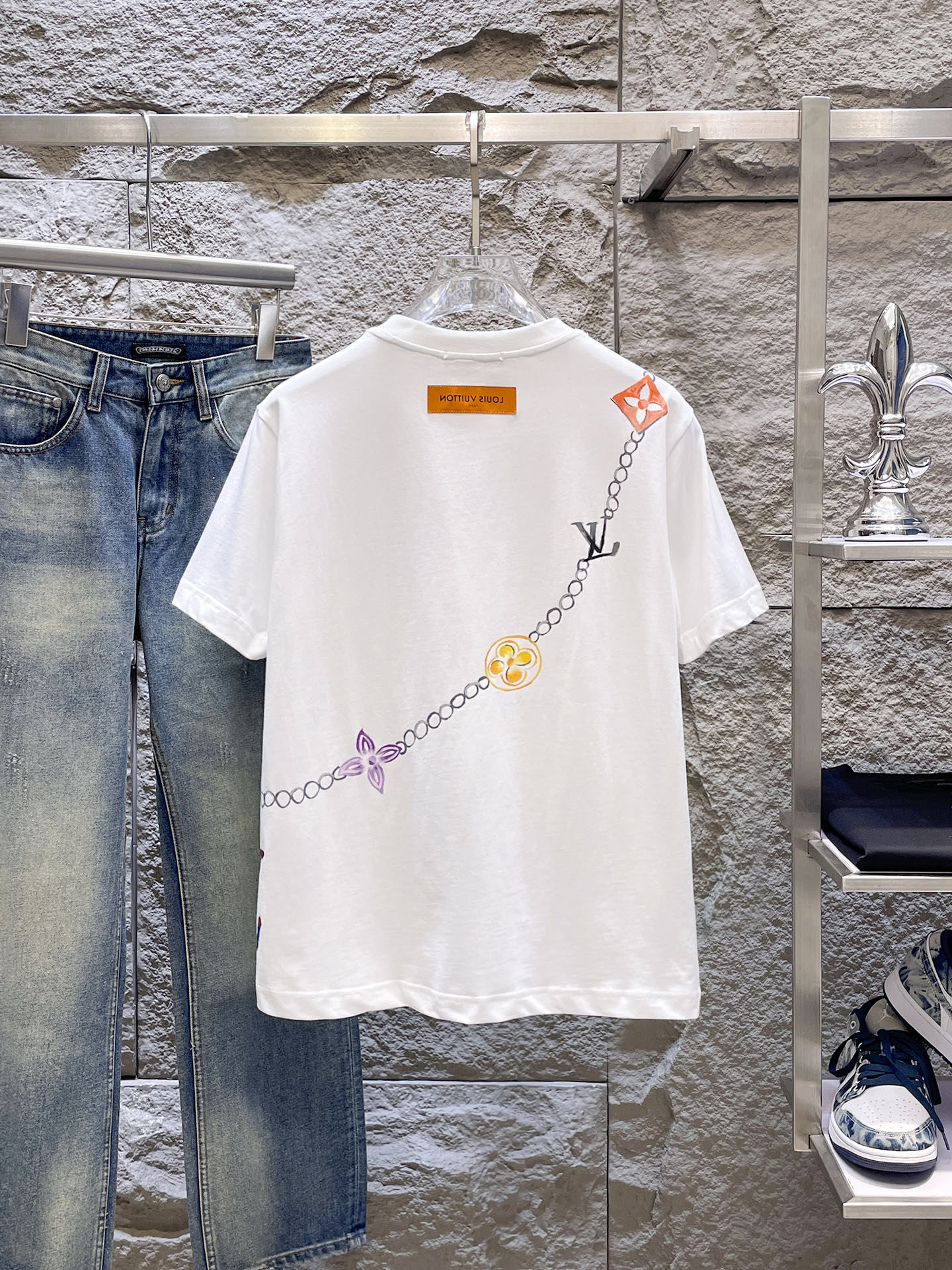 路易威登LV26春夏新品专柜首发最新款短袖圆领T恤 高端订制 设计前卫时尚！品牌logo手绘重工艺设计，