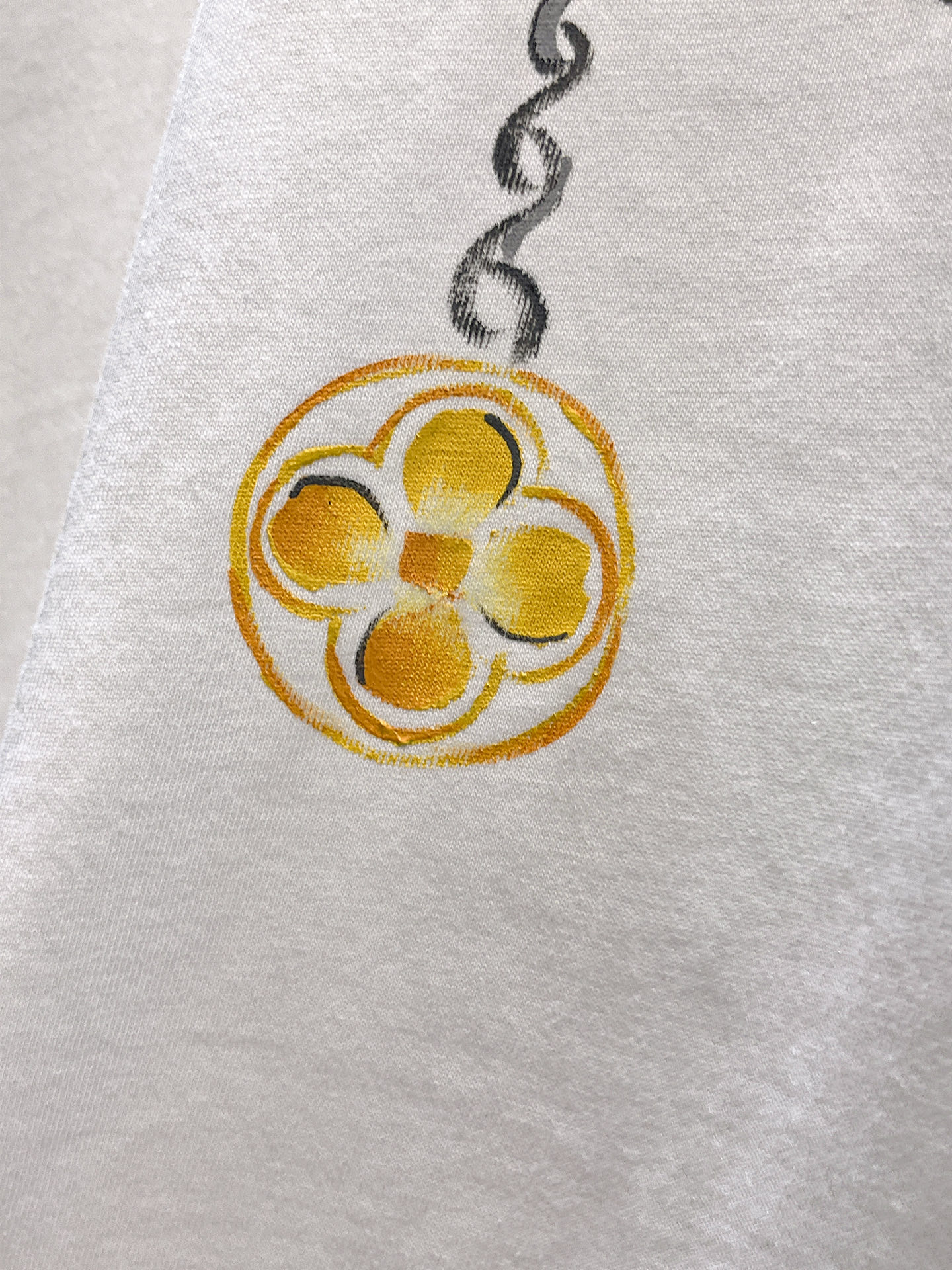 路易威登LV26春夏新品专柜首发最新款短袖圆领T恤 高端订制 设计前卫时尚！品牌logo手绘重工艺设计，