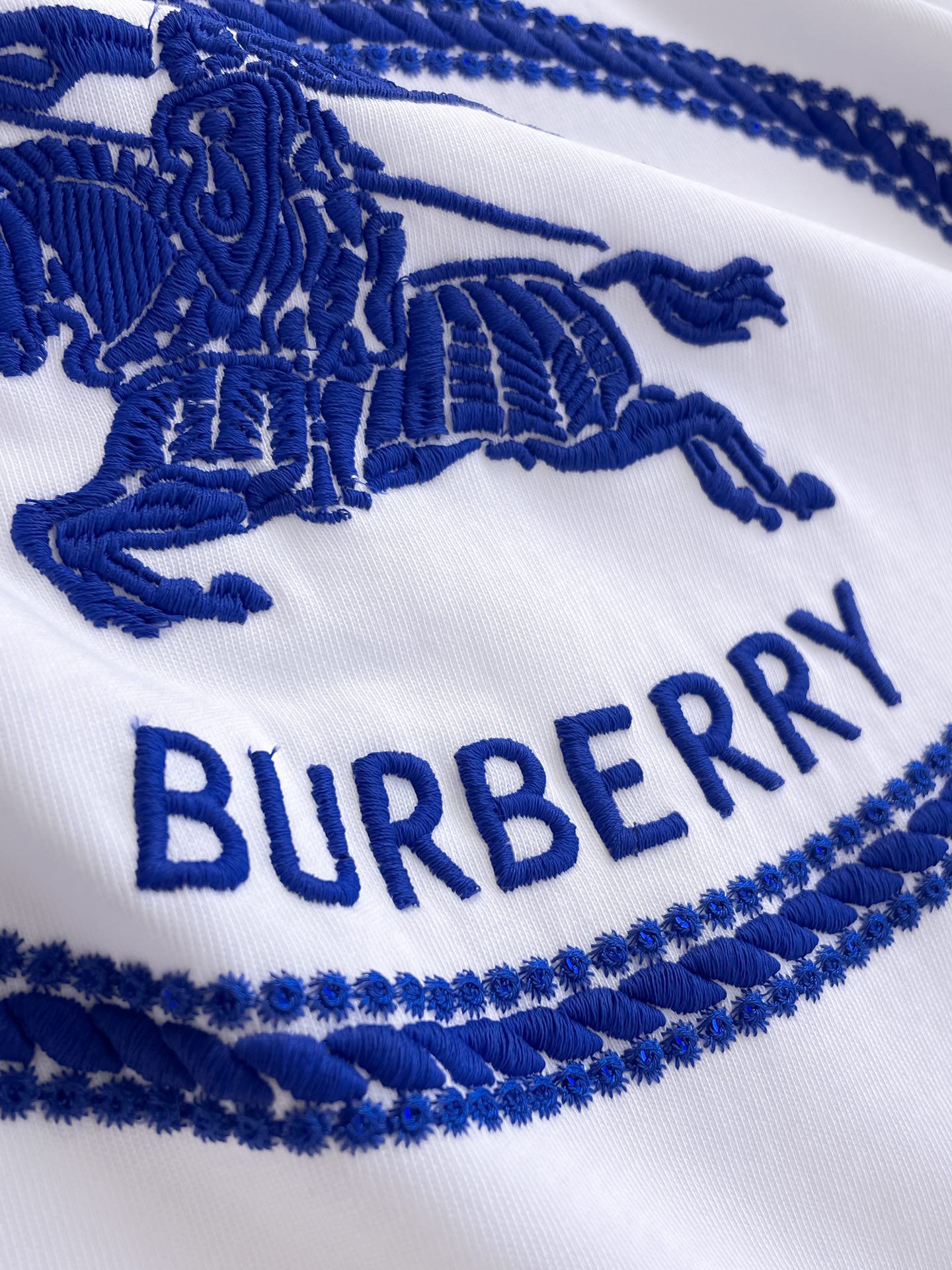 巴宝莉Burberry26春夏新品专柜首发最新款短袖圆领T恤 高端订制 设计前卫时尚！品牌logo重工艺