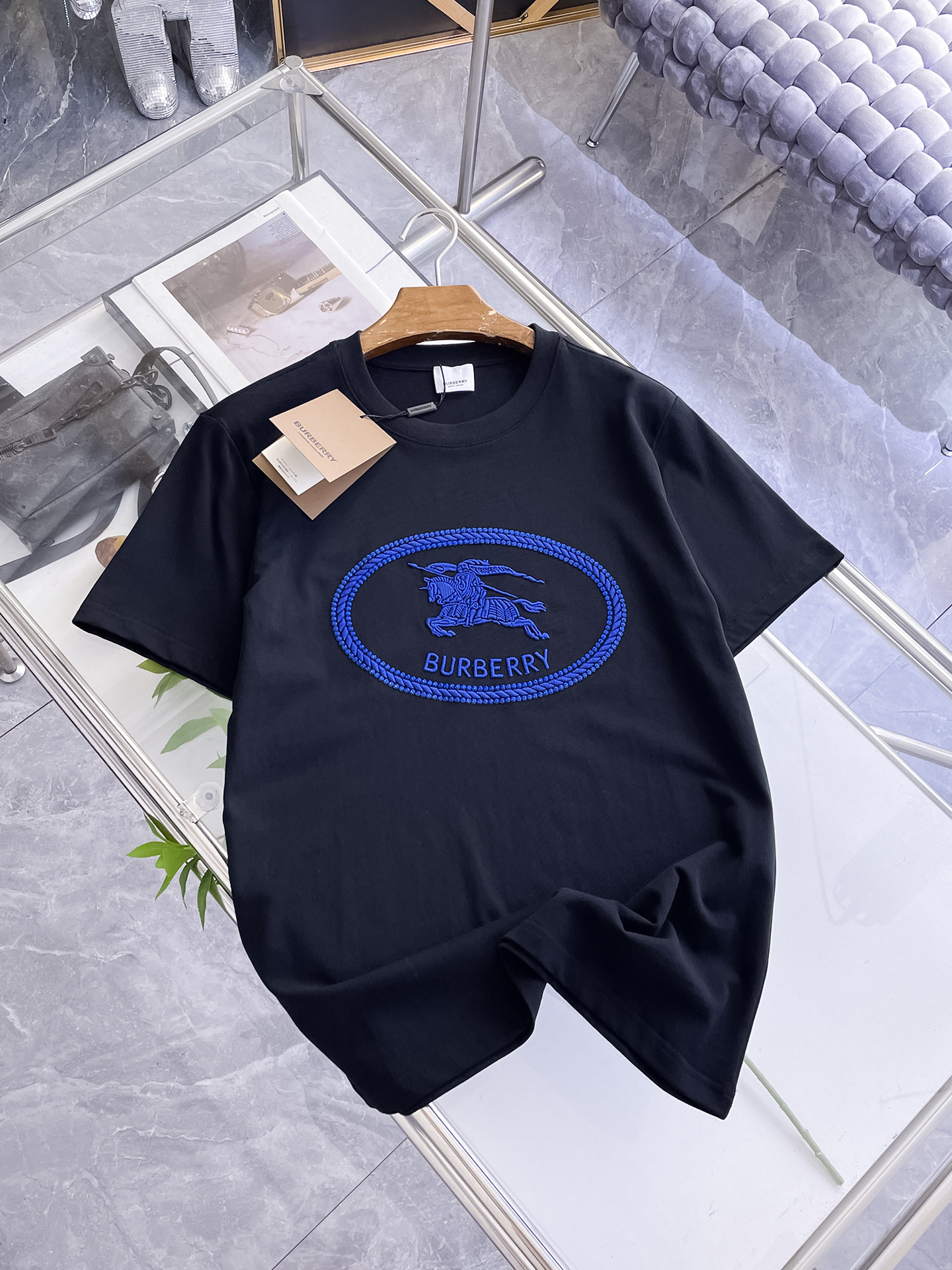 巴宝莉Burberry26春夏新品专柜首发最新款短袖圆领T恤 高端订制 设计前卫时尚！品牌logo重工艺