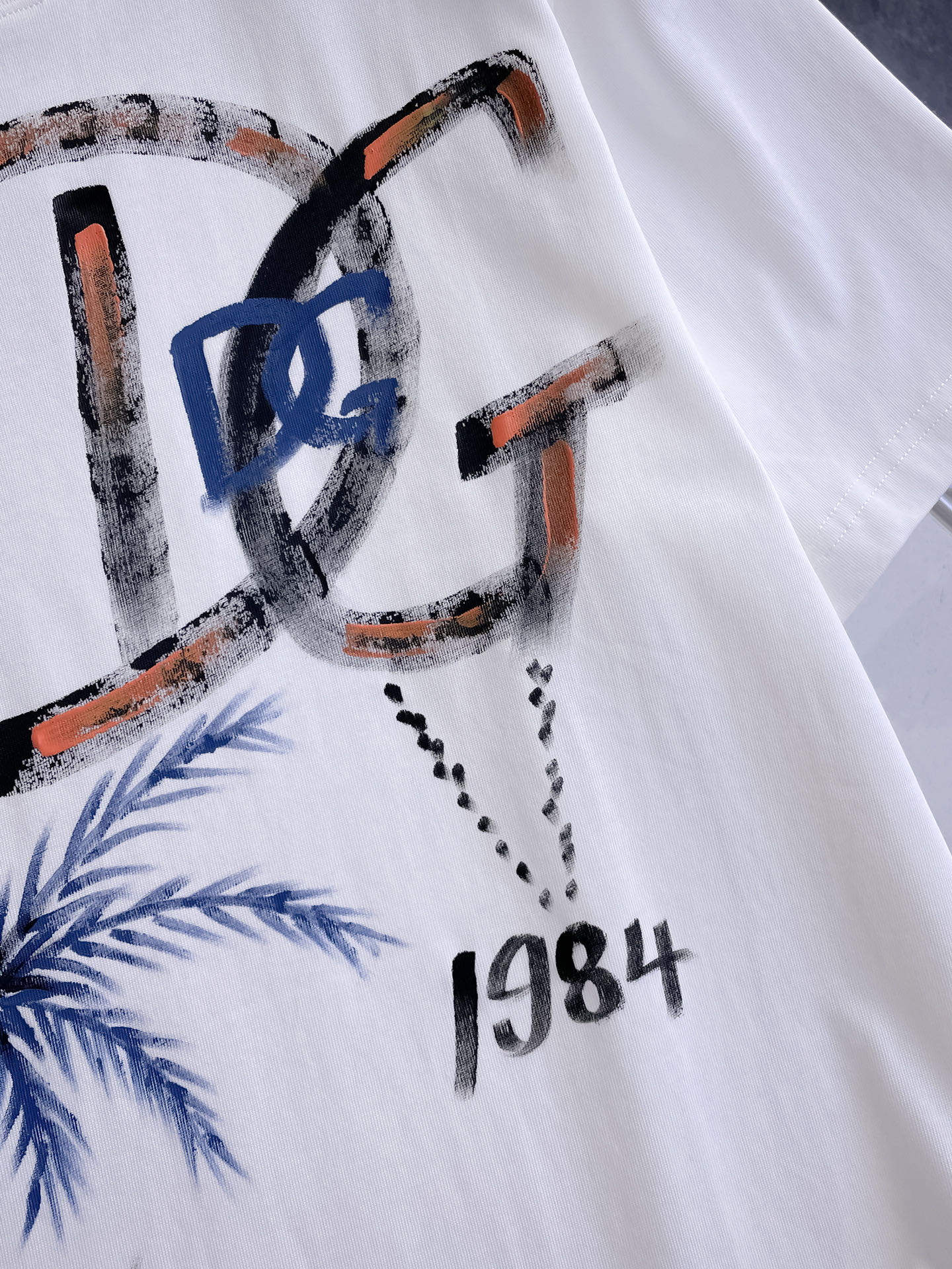 杜嘉班纳D&G26春夏新品专柜首发最新款短袖圆领T恤 高端订制 设计前卫时尚！品牌logo手绘重工艺设计