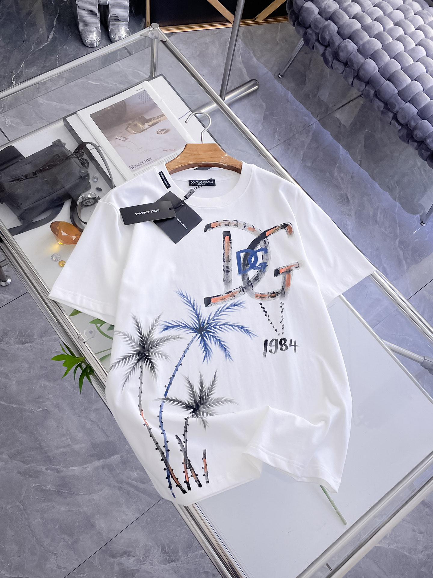 杜嘉班纳D&G26春夏新品专柜首发最新款短袖圆领T恤 高端订制 设计前卫时尚！品牌logo手绘重工艺设计